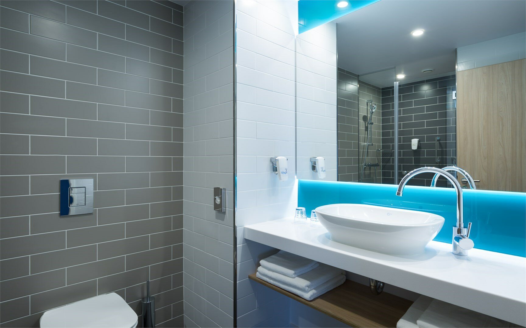 Улучшенный номер с видом на Никольский собор и променад Садовой улицы  с двумя раздельными кроватями для некурящих