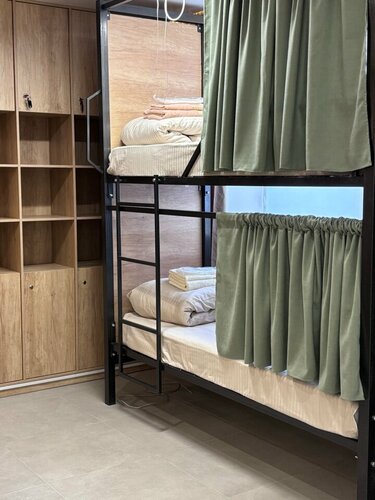 Кровать в общем 6-местном номере в Рубин