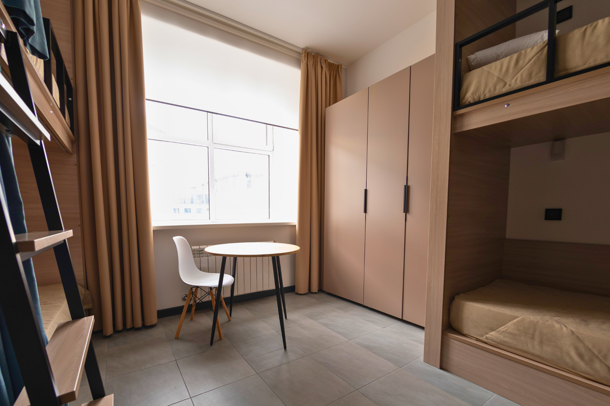 Спальное место на двухъярусной кровати в общем номере для мужчин