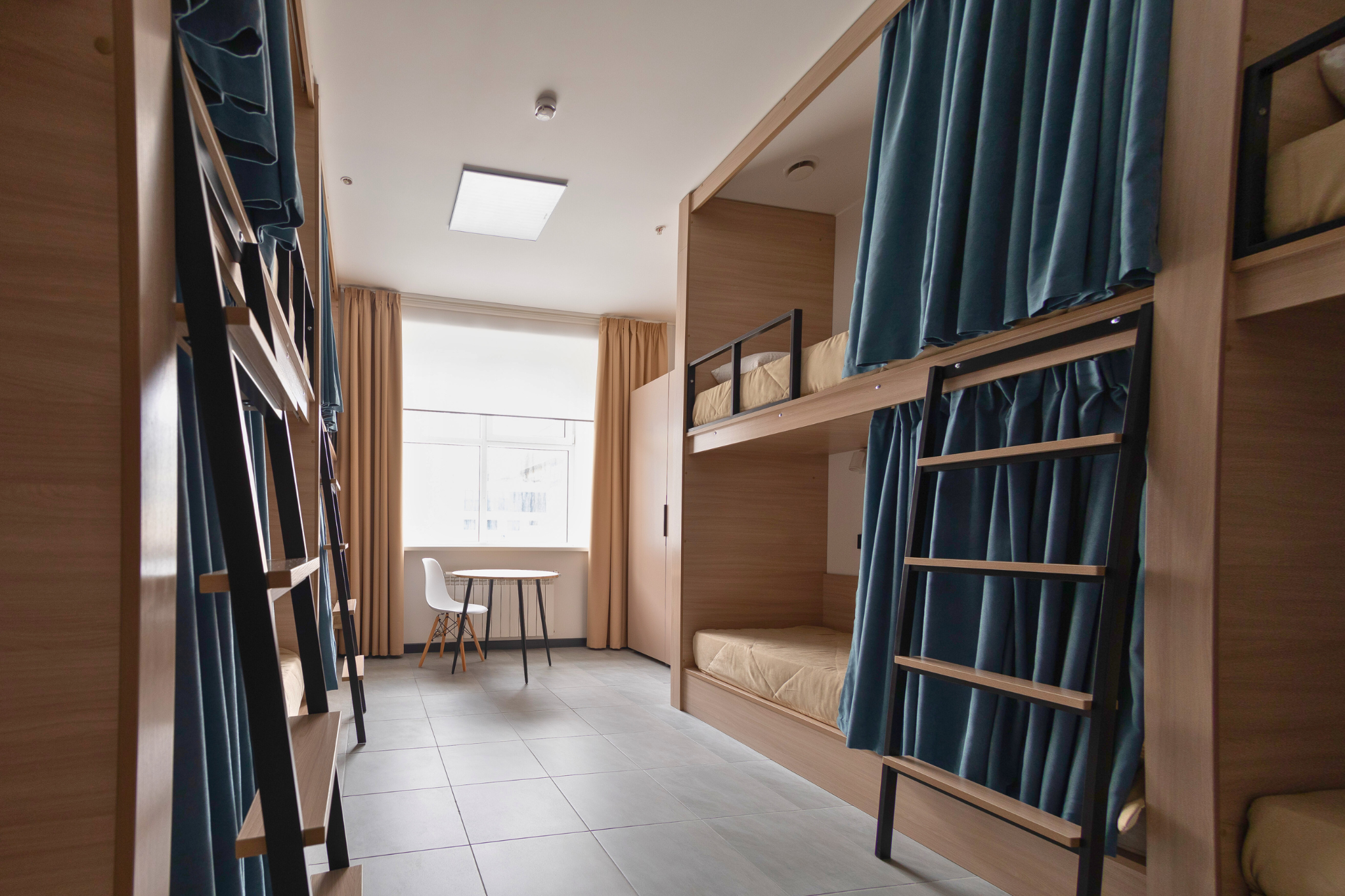 Спальное место на двухъярусной кровати в общем номере для мужчин