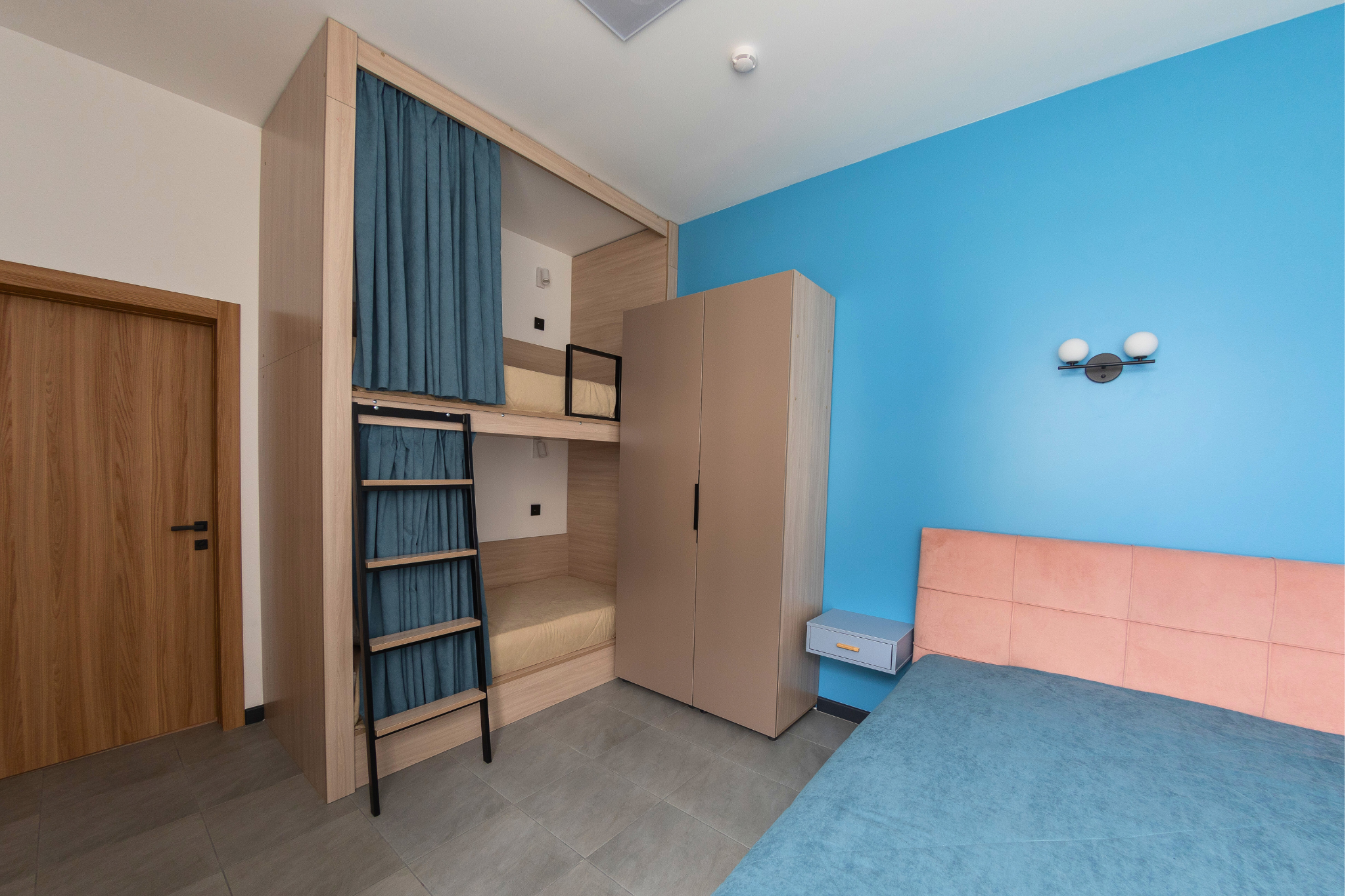 Семейный номер с общей ванной комнатой