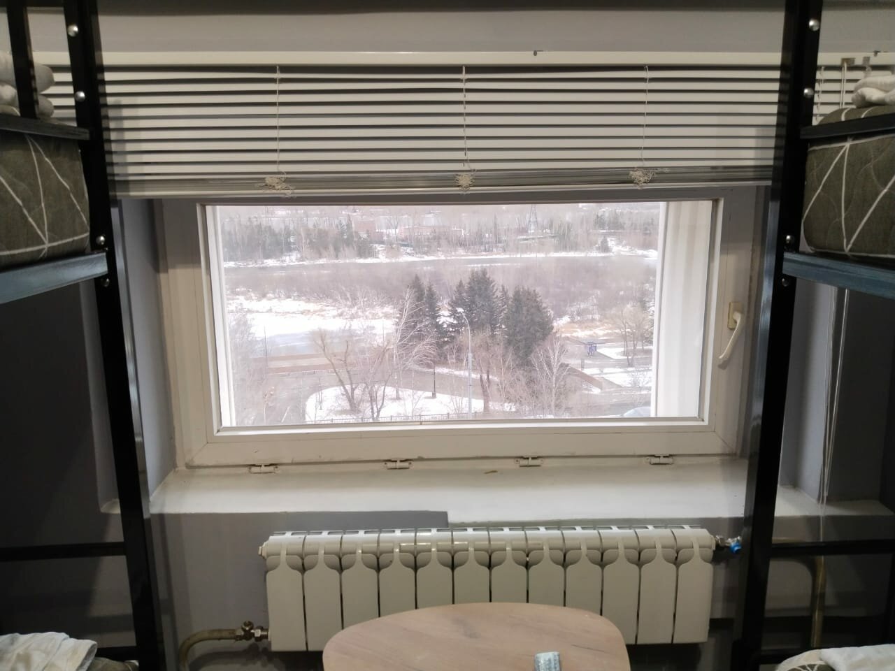 Кровать в общем номере для мужчин