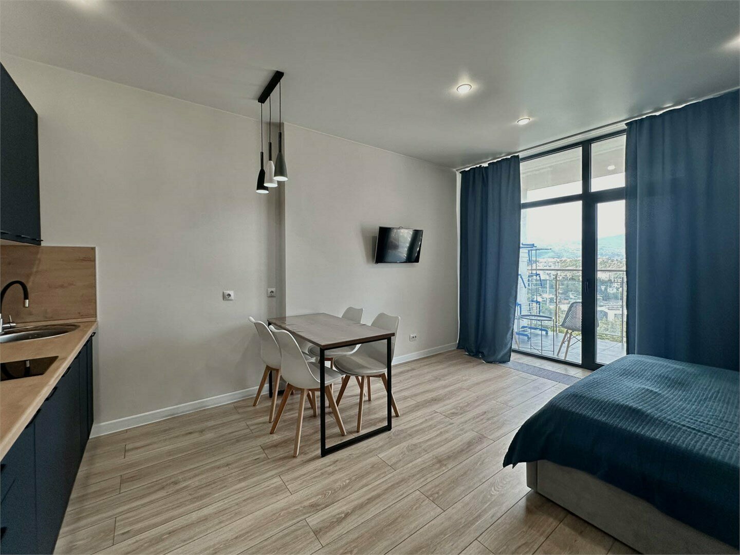 Дизайнерская студия LS-ECONOM STUDIO экономный отдых в Алуште - вид на горы с 7 этажа