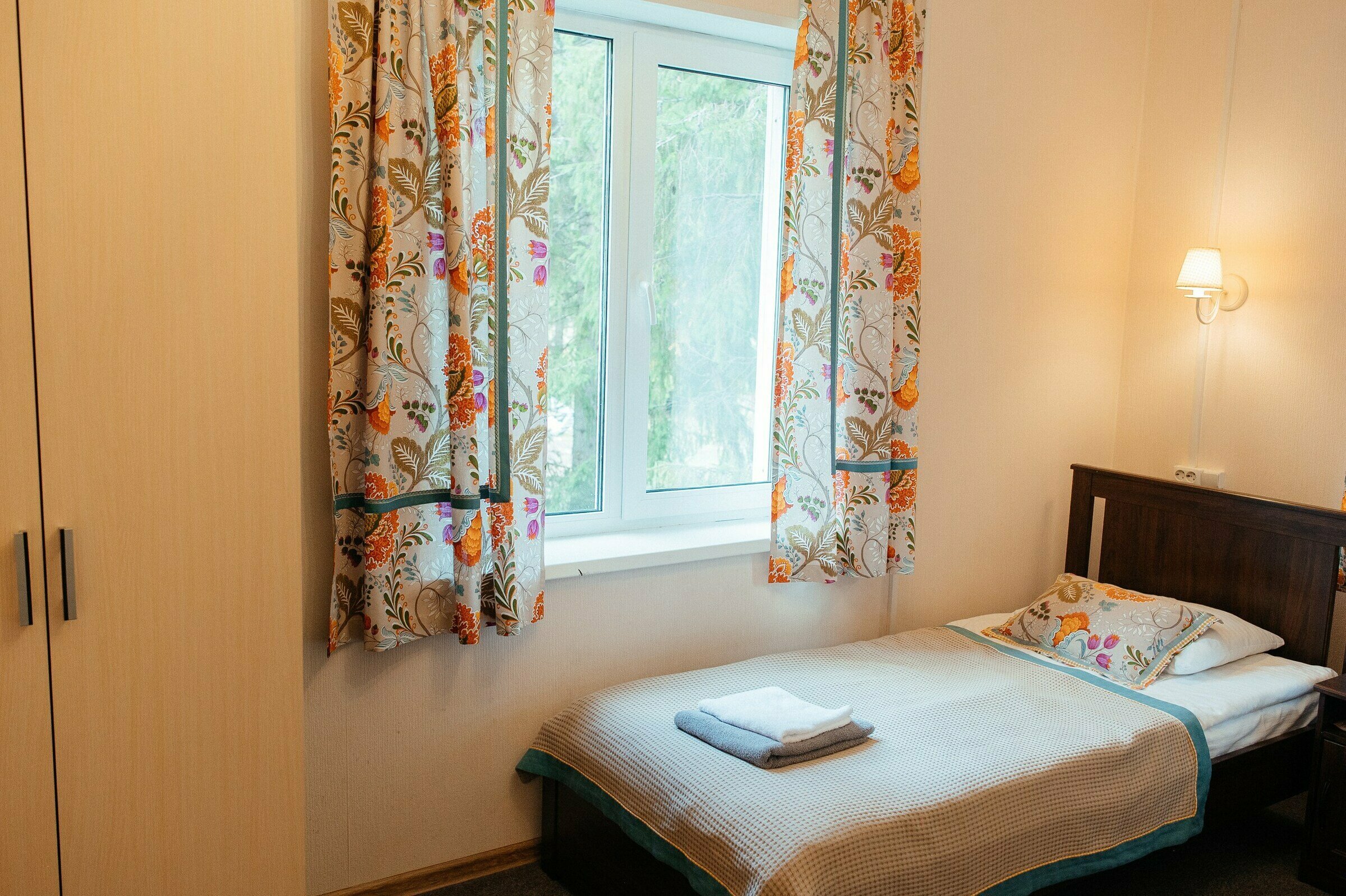 Двухместный номер с 2 отдельными кроватями и общей ванной комнатой