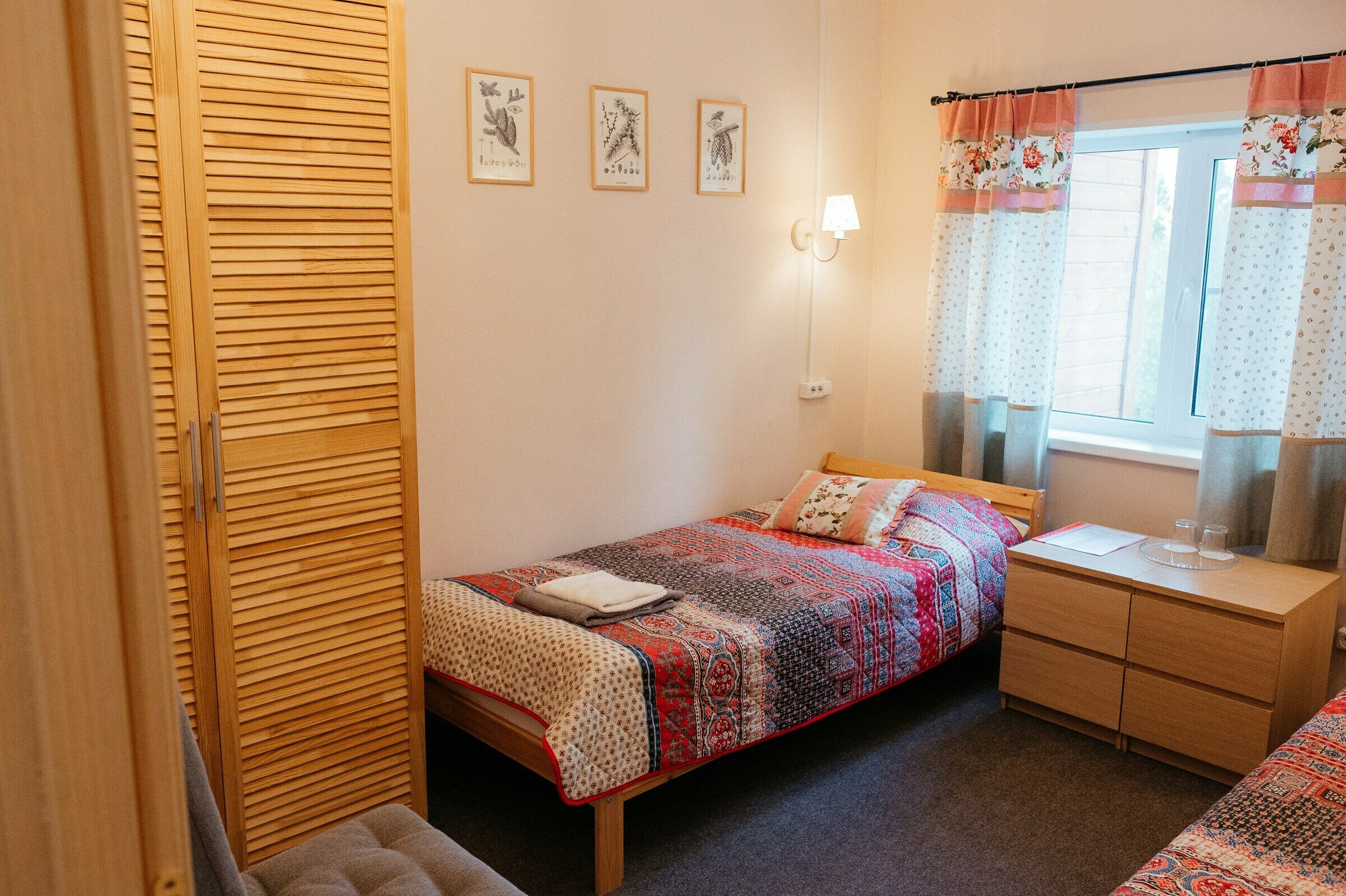 Двухместный номер с 2 отдельными кроватями и общей ванной комнатой