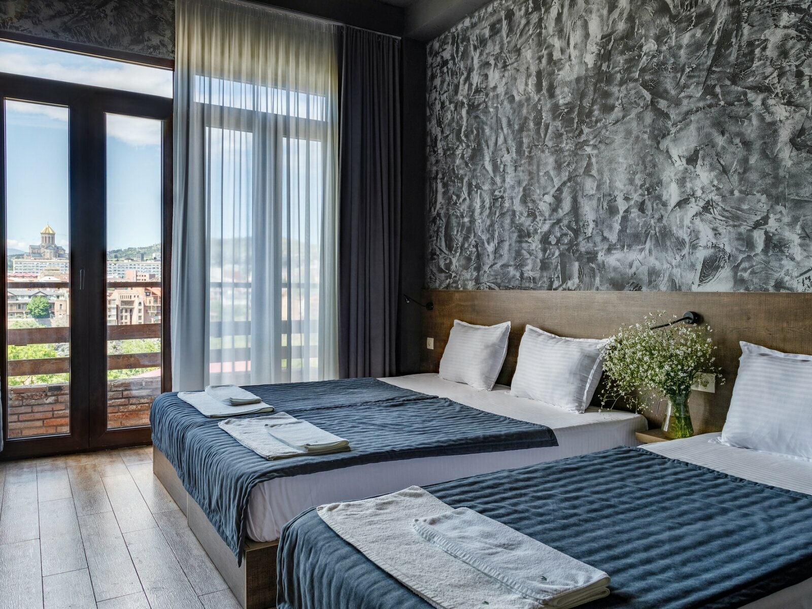 Трехместный номер с балконом