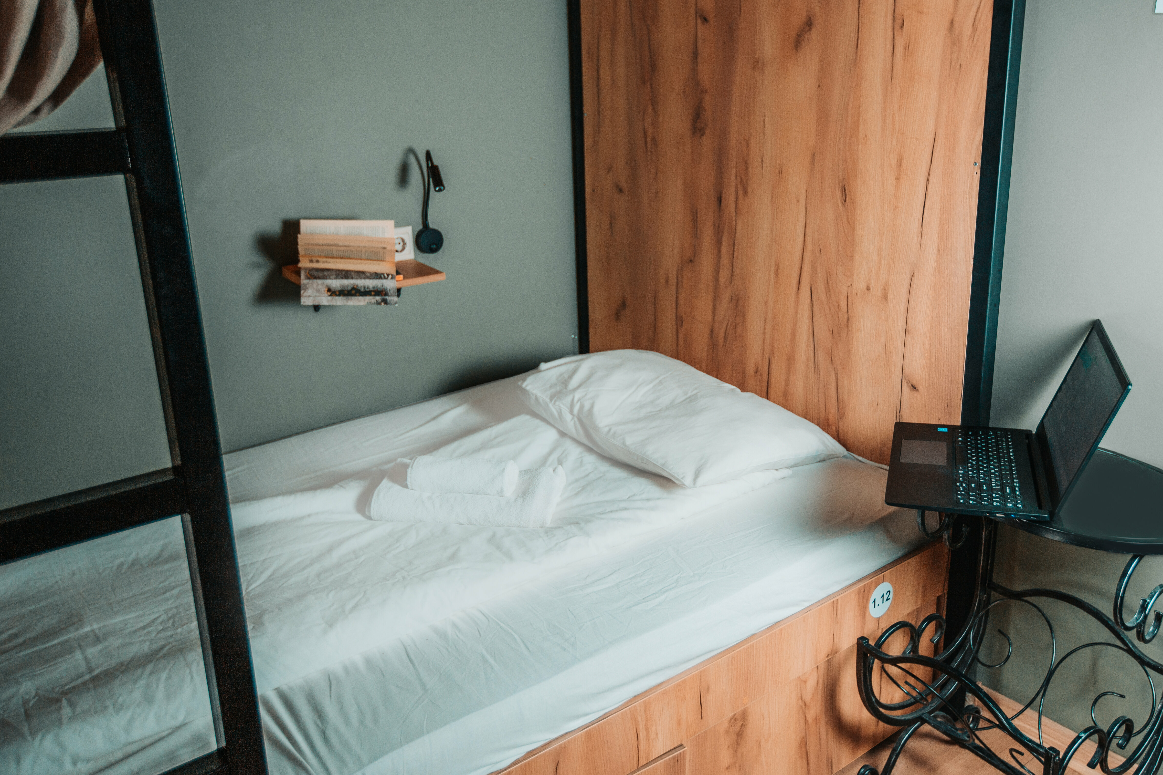 Спальное место на двухъярусной кровати в общем номере для мужчин