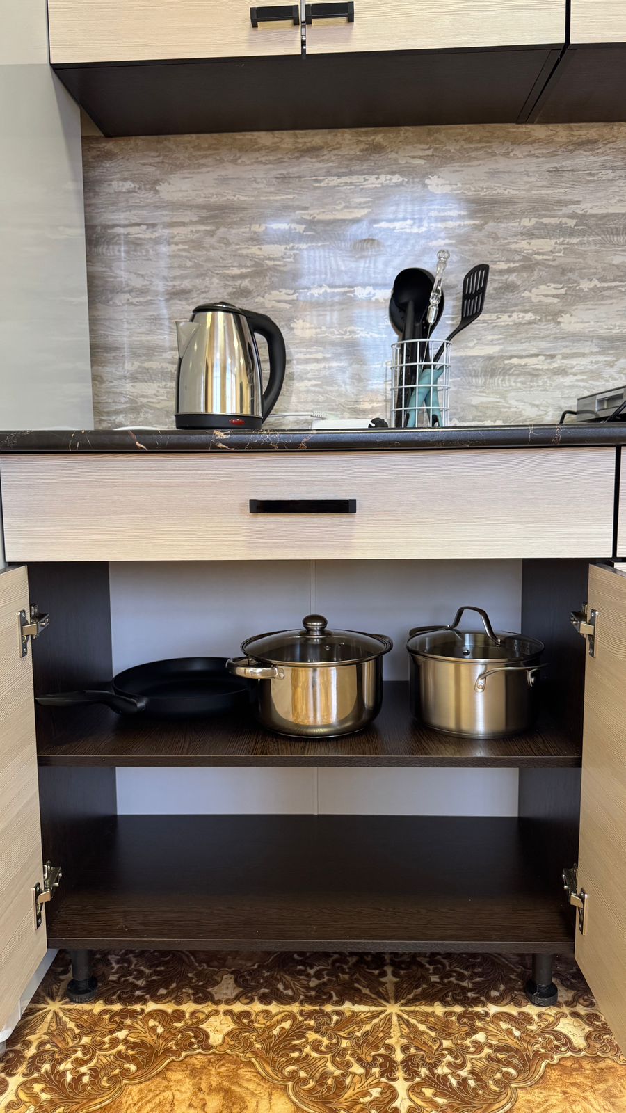 Двухместный номер с 2 отдельными кроватями и общей ванной комнатой