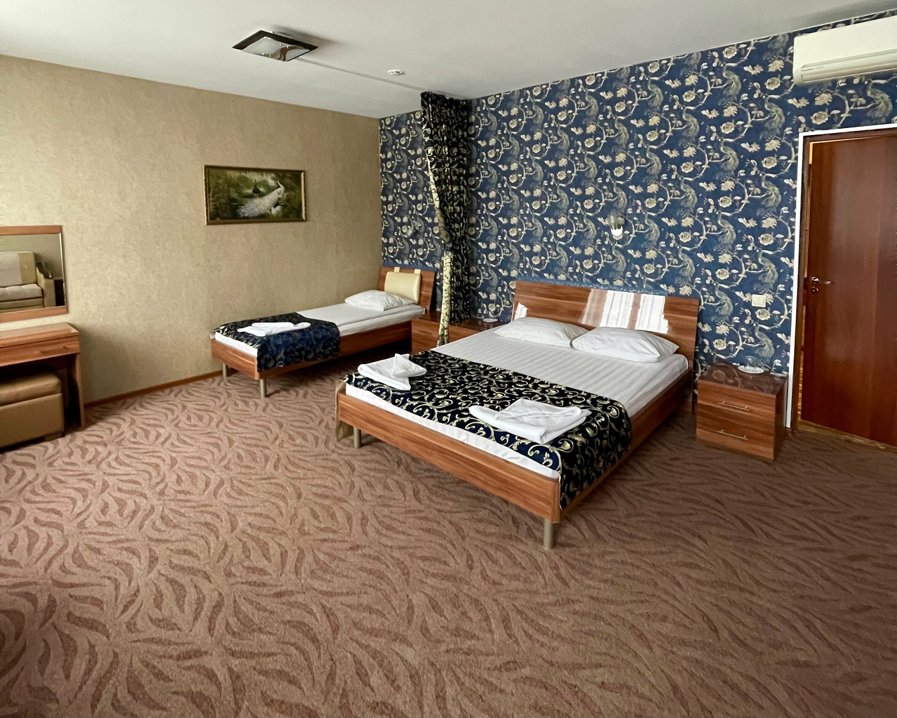 Трехместный номер с собственной ванной комнатой