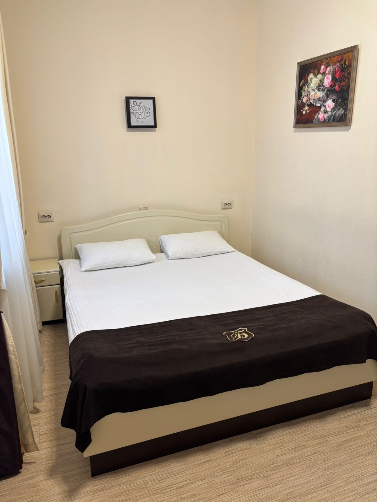 Четырехместный номер стандарт с двухспальной кроватью и двухместным диваном