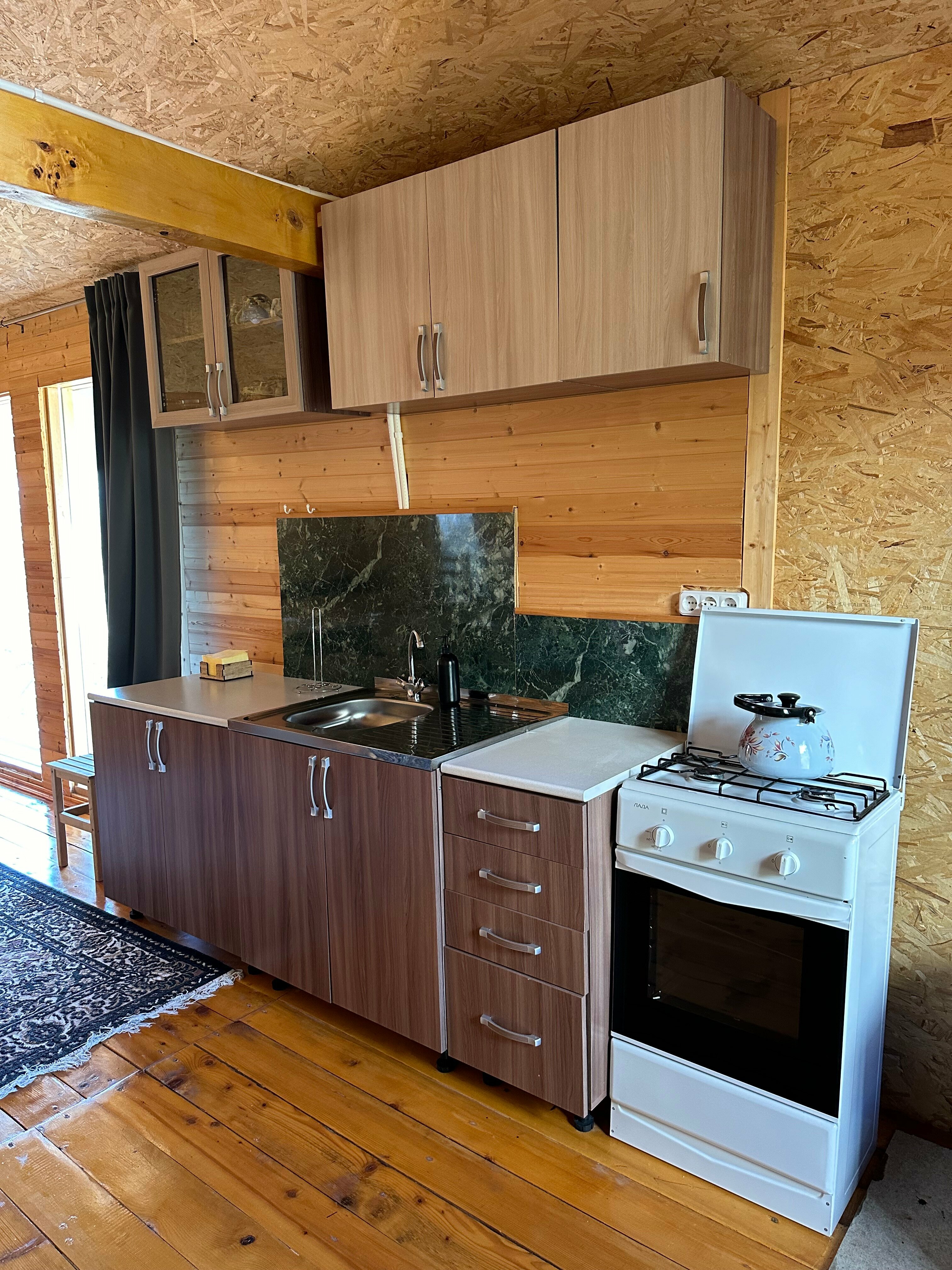 Домик 5 со всеми удобствами, большая кровать, 2 дивана, кресло, кухня, санузел, душевая кабина 