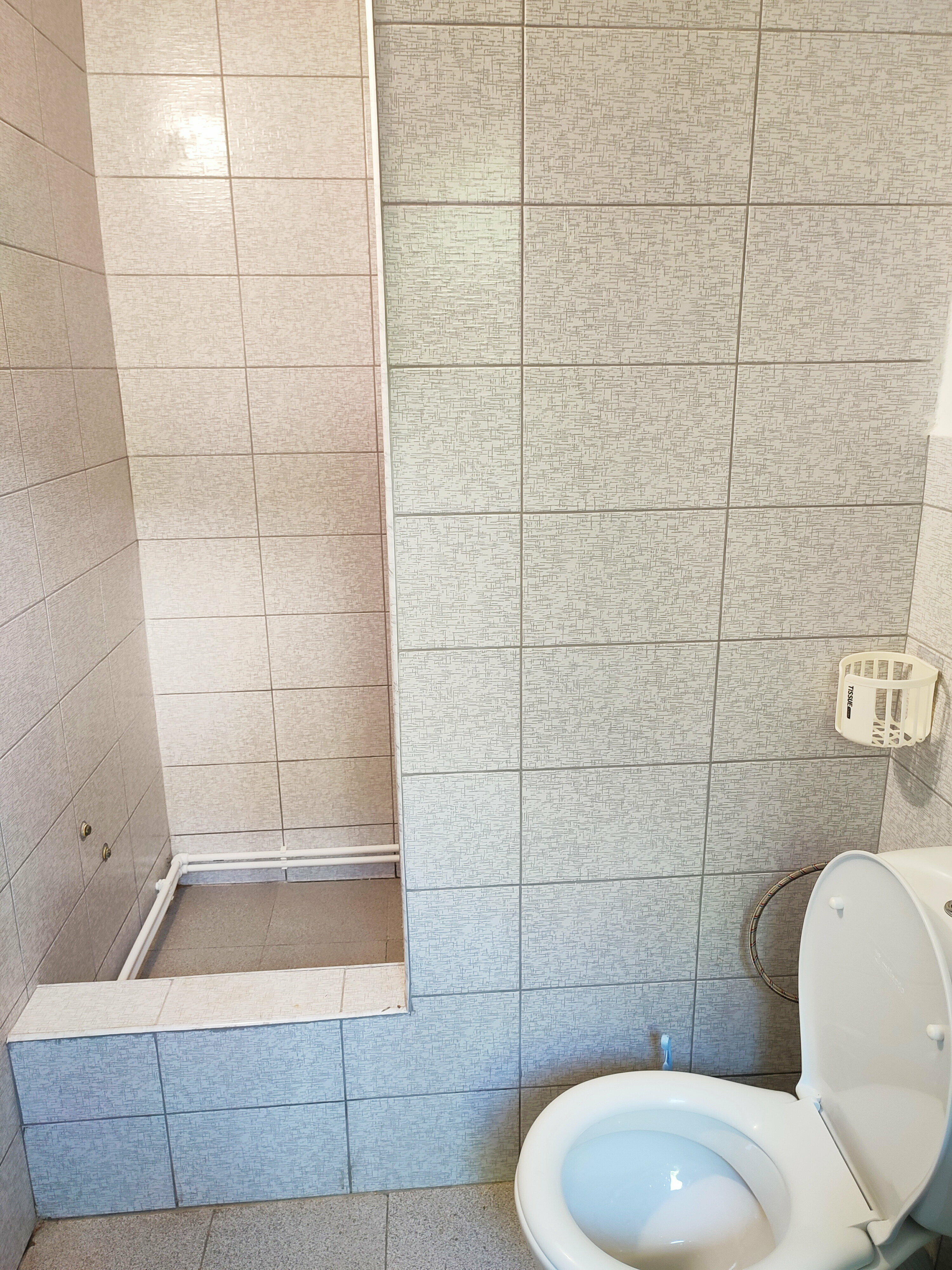 Двухместный номер с 2 отдельными кроватями и общей ванной комнатой