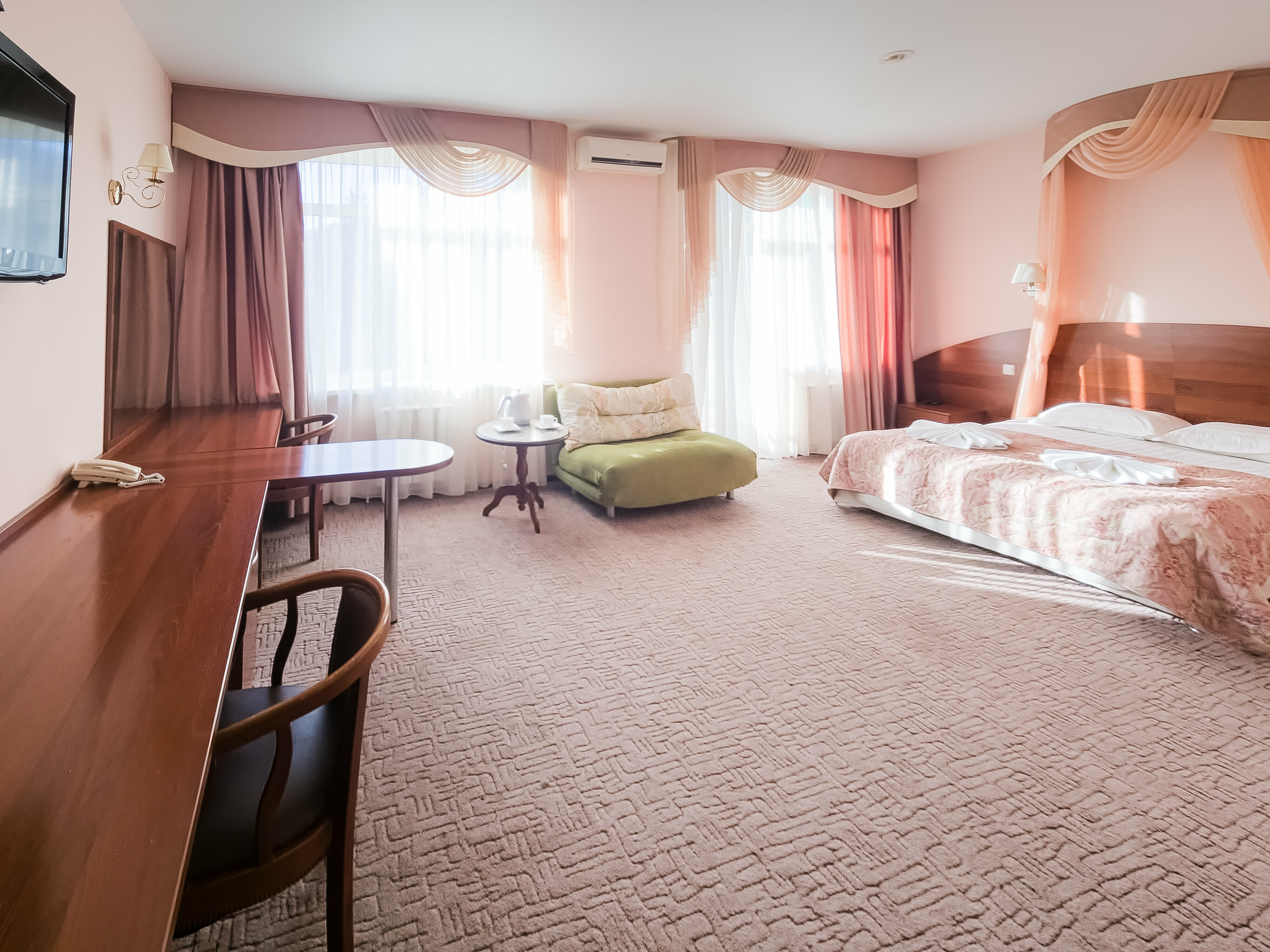 Комфорт+ с двуспальной кроватью и кресло-кроватью