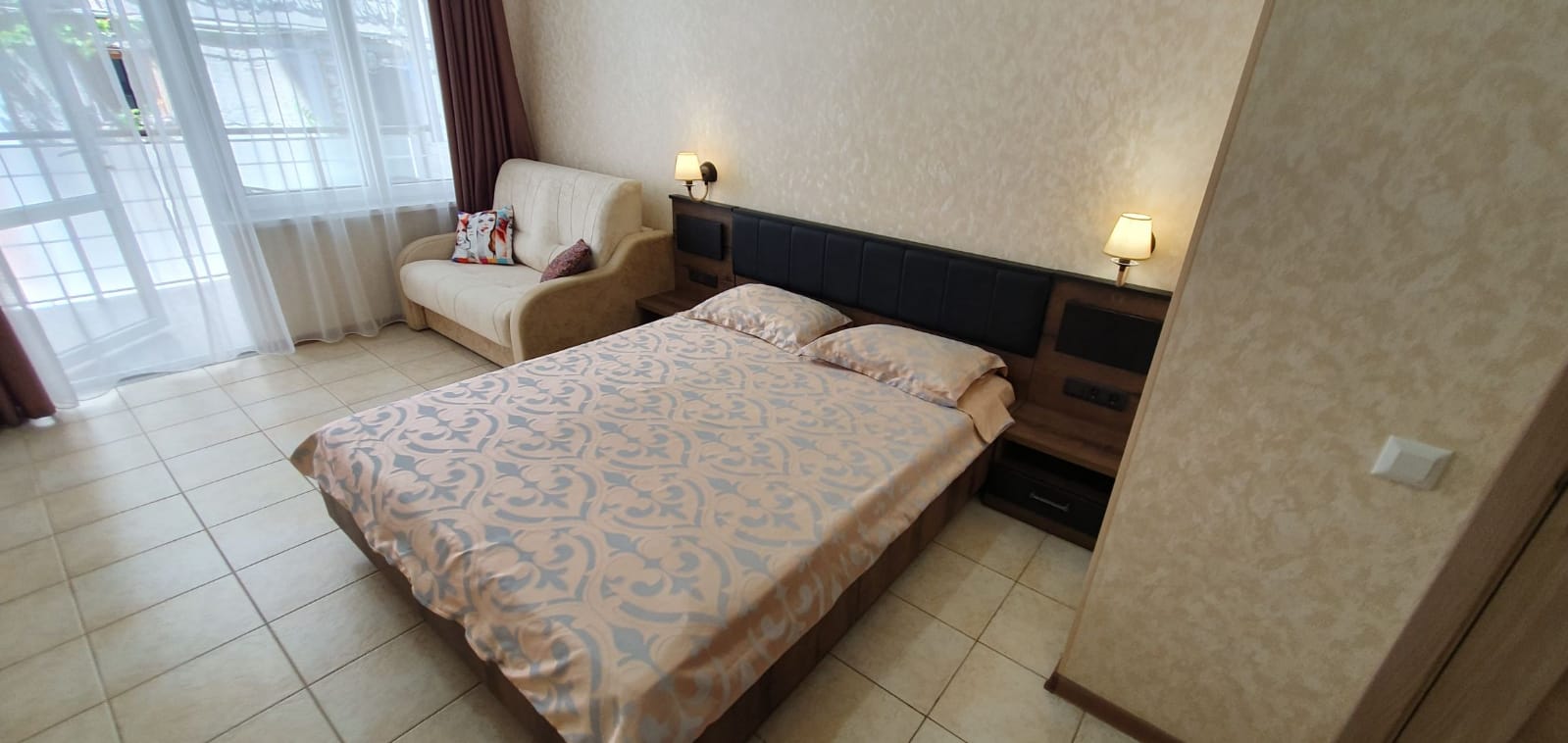 Четырехместный номер с видом на тихую улицу