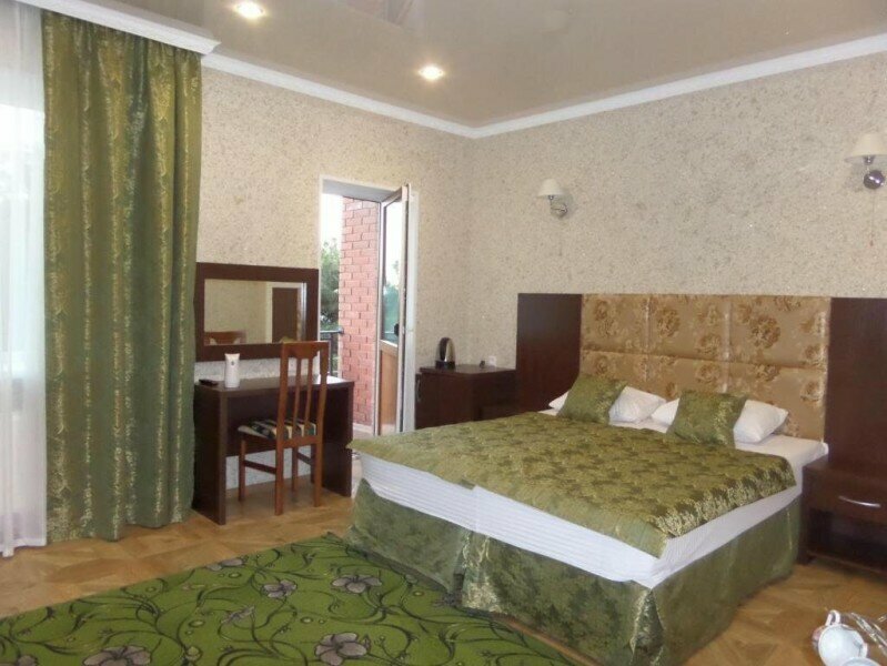 Четырехместный номер с собственной ванной комнатой вне номера