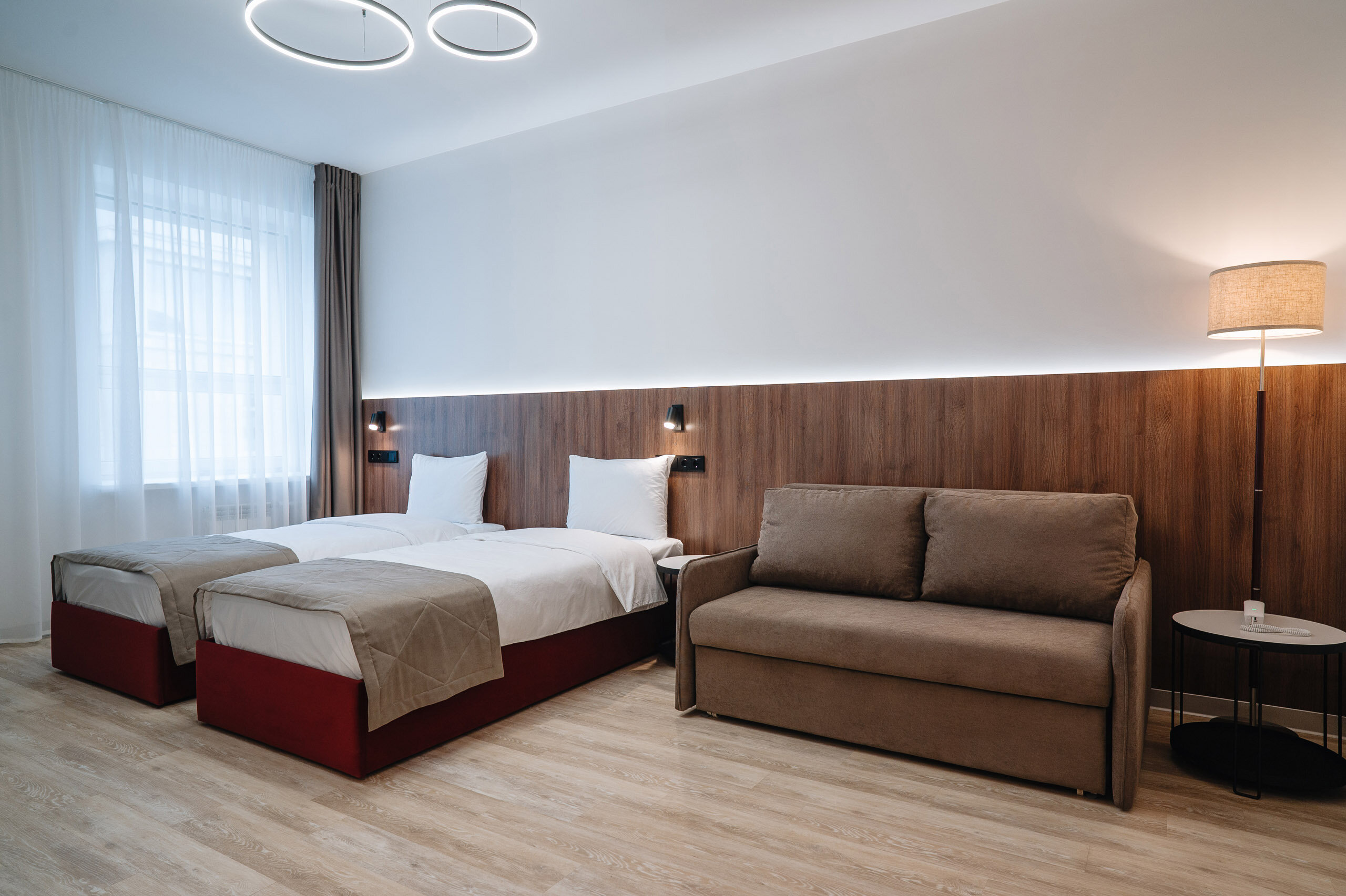 УЛУЧШЕННЫЙ с 1 или 2 кроватями и диваном