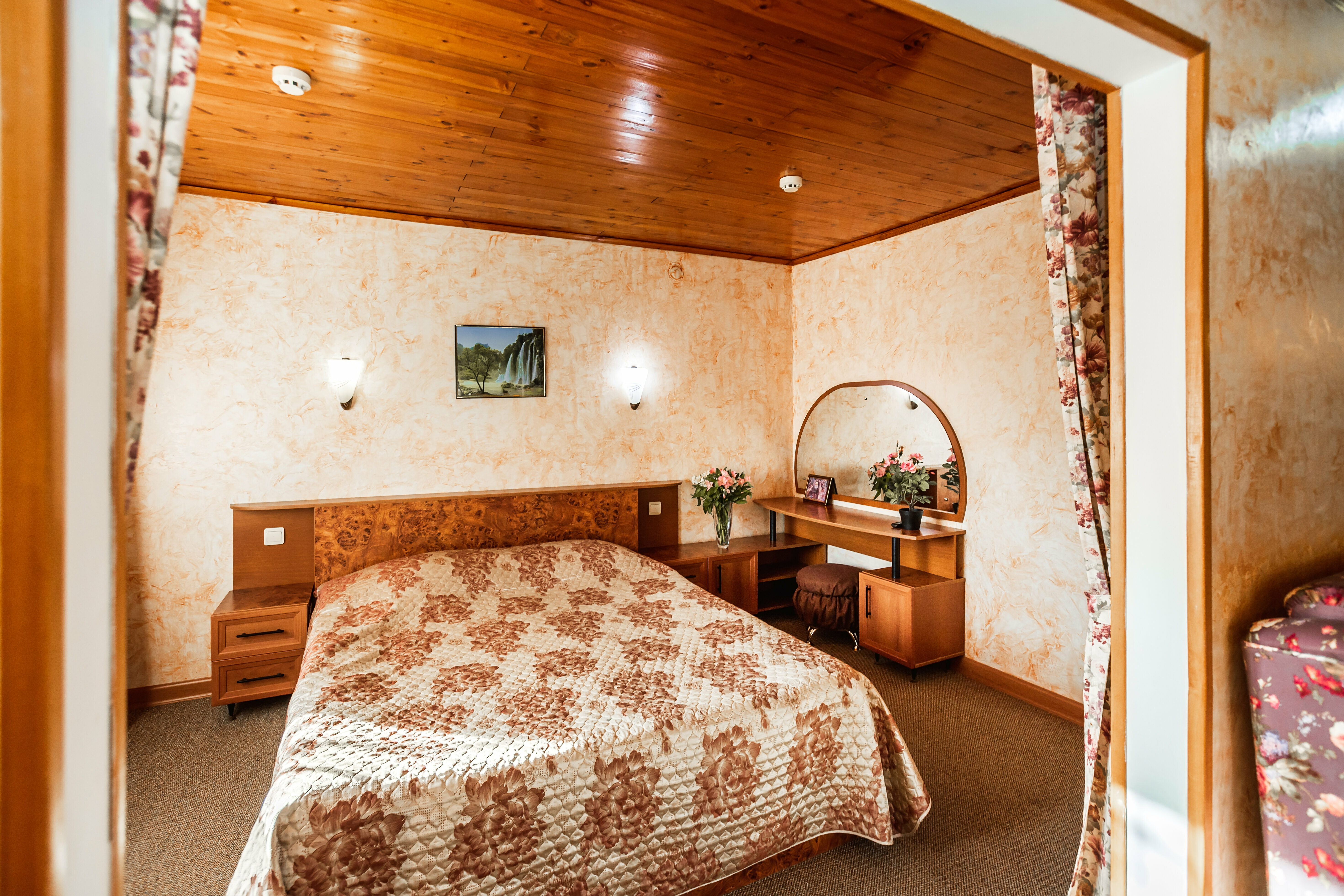 Двухкомнатный номер со встроенной кухней с балконом и джакузи на 3 этаже