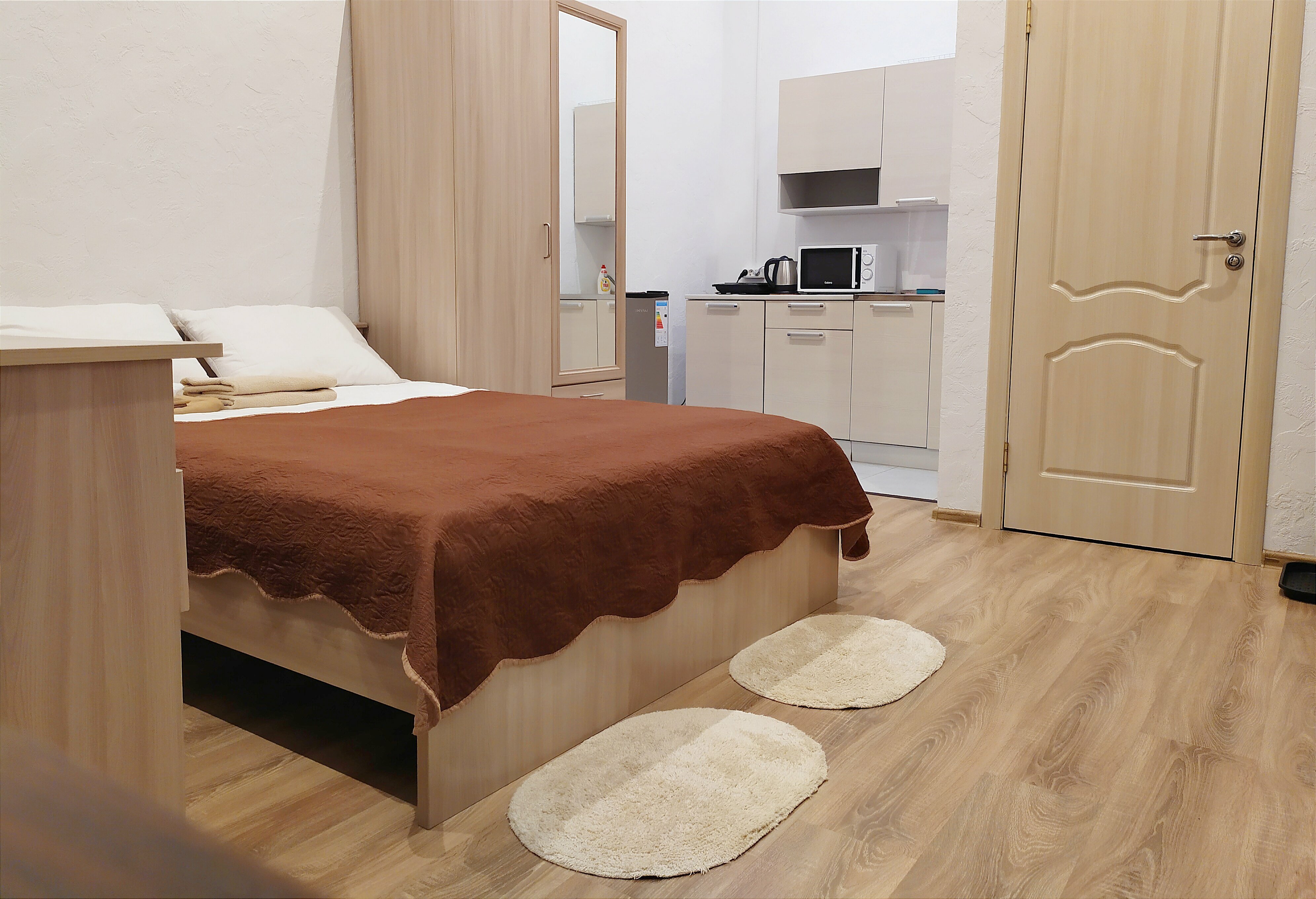 Двухместный номер-студия с двуспальной кроватью, санузлом и мини-кухней в номере