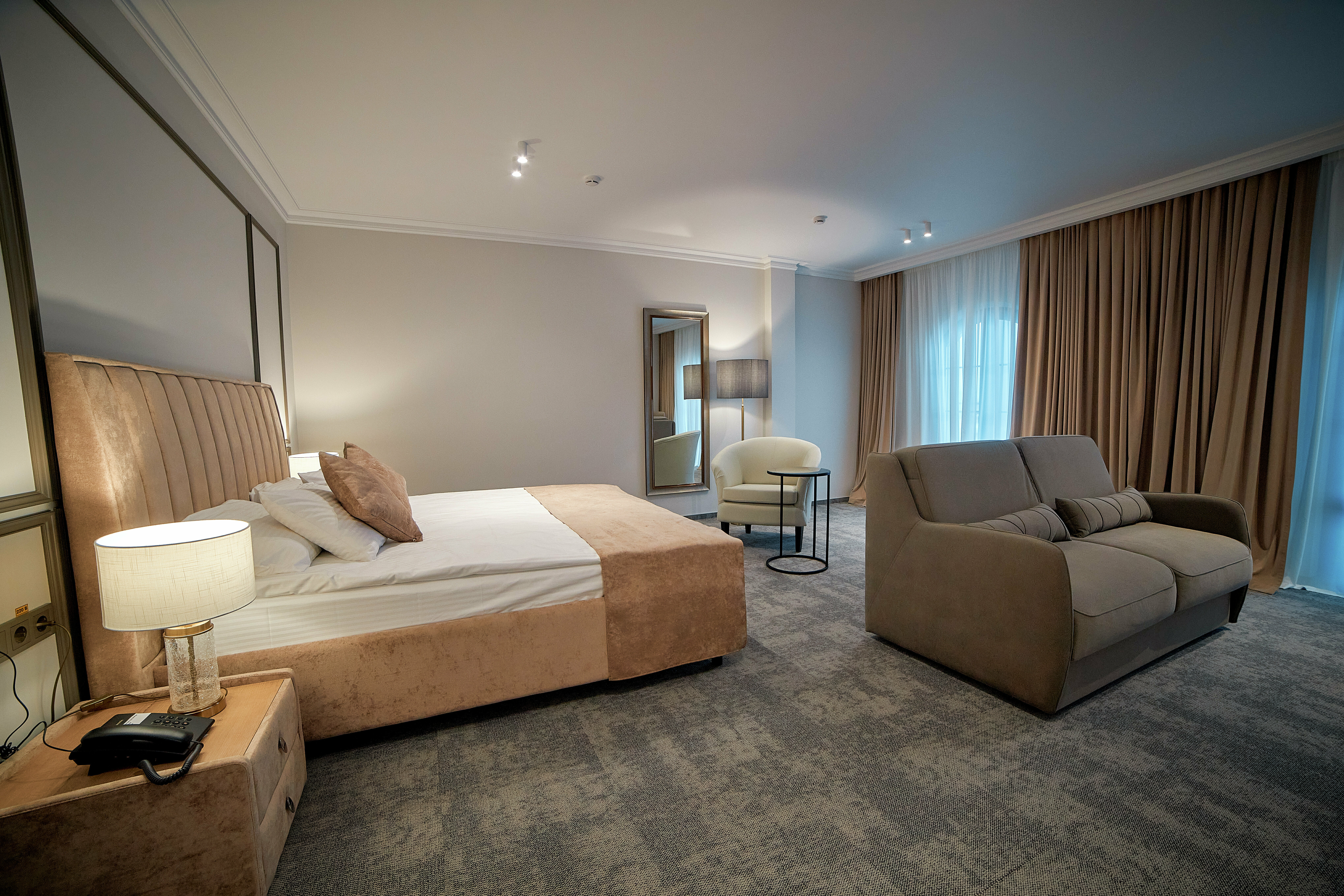 Двухместный номер с дополнительными спальными местами (Диван)