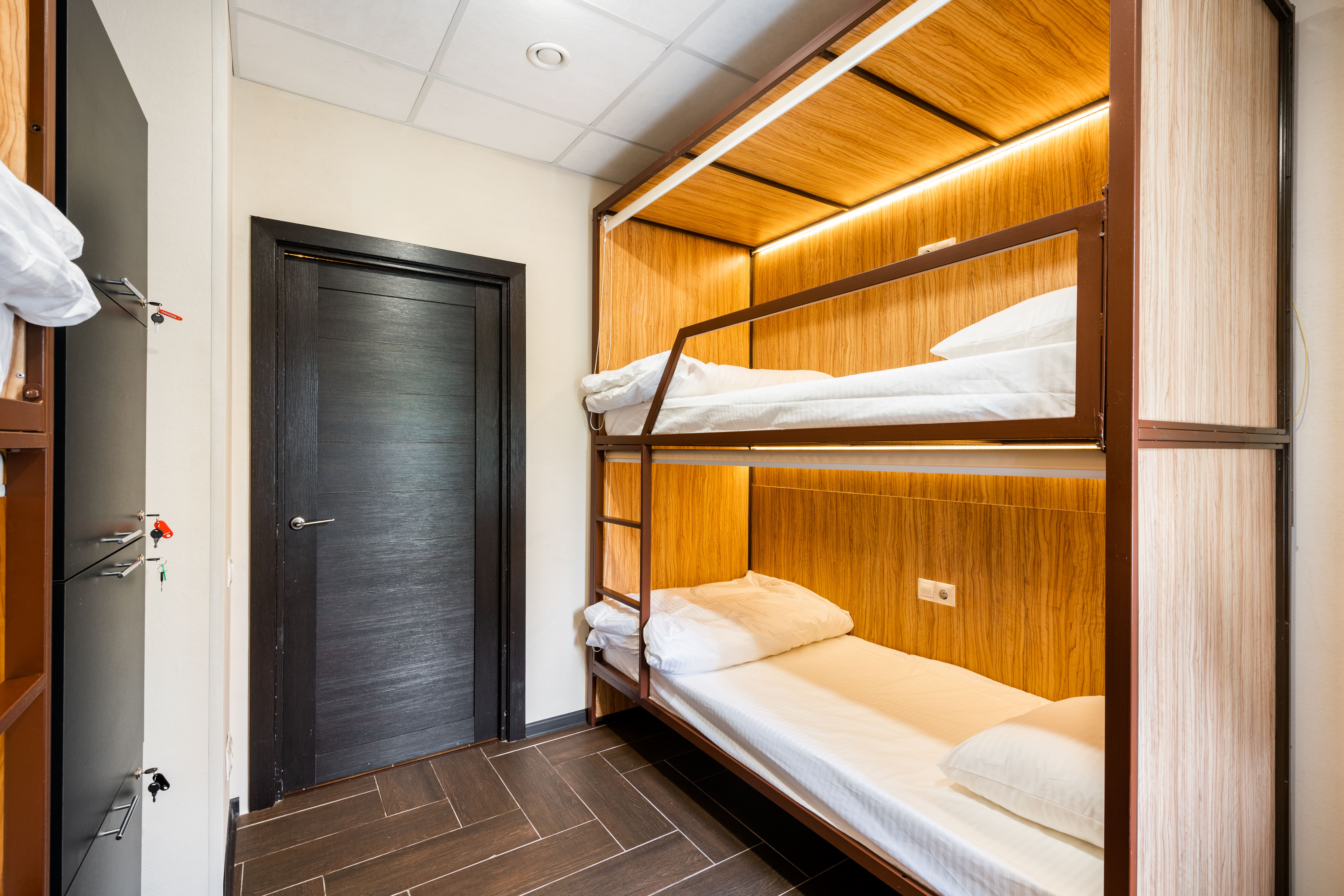 Кровать в общем 4-местном номере для мужчин и женщин