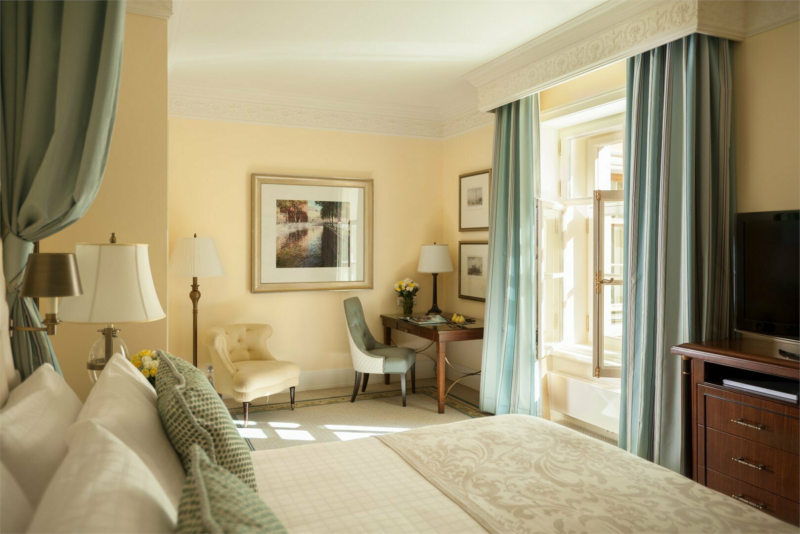 Four Seasons с видом на Исаакиевский Собор King