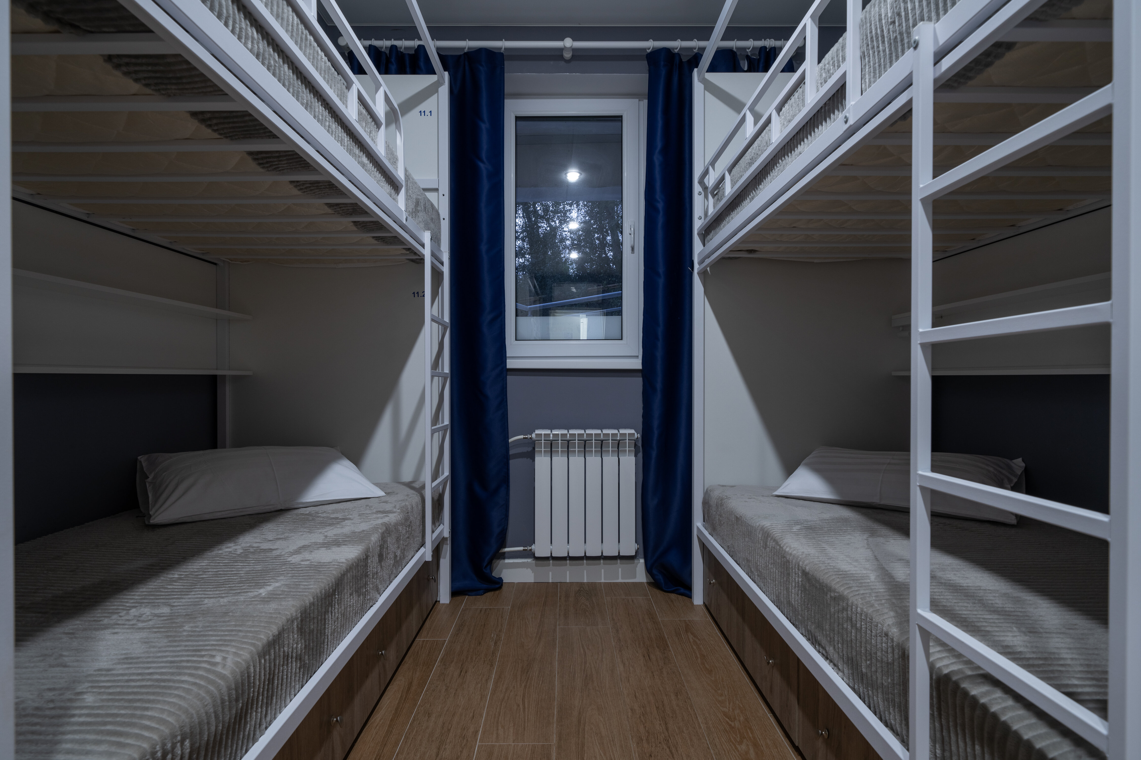 Спальное место на двухъярусной кровати в общем номере для мужчин