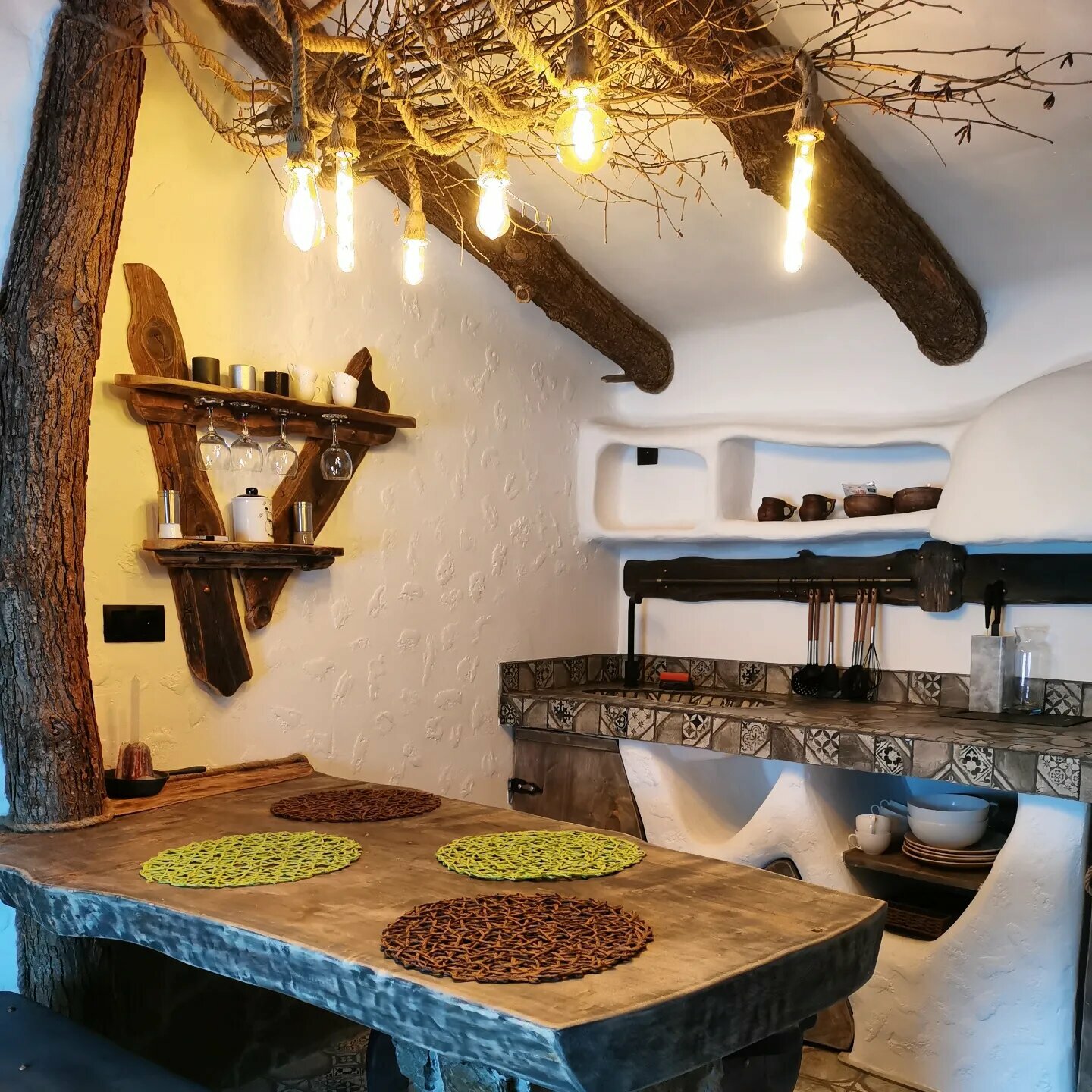 нора ГРУТА заезд с 15:00, выезд до 12:00 (Основное двуспальное место матрас в нише и доп место матрас на пол (односпальный))