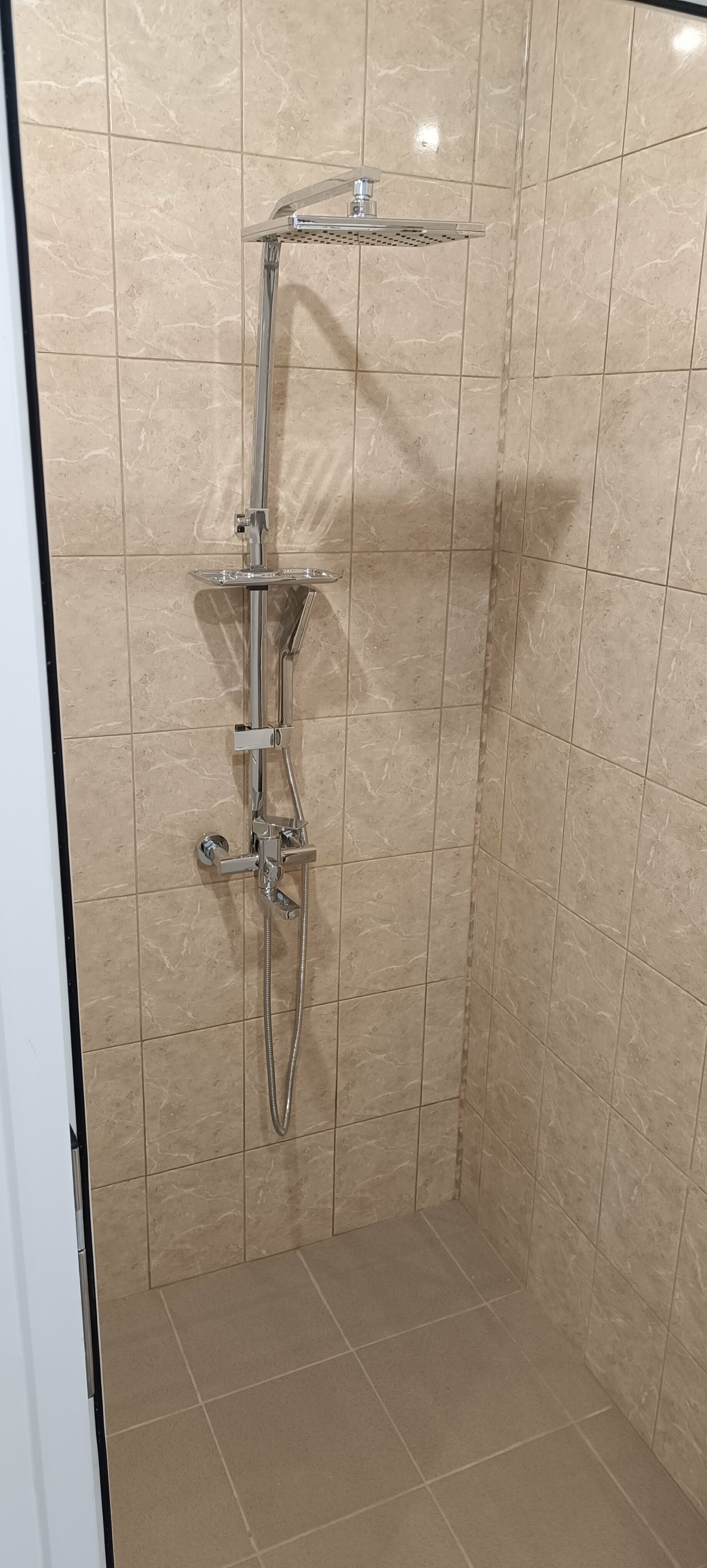 Спальное место на двухъярусной кровати в общем номере для мужчин и женщин