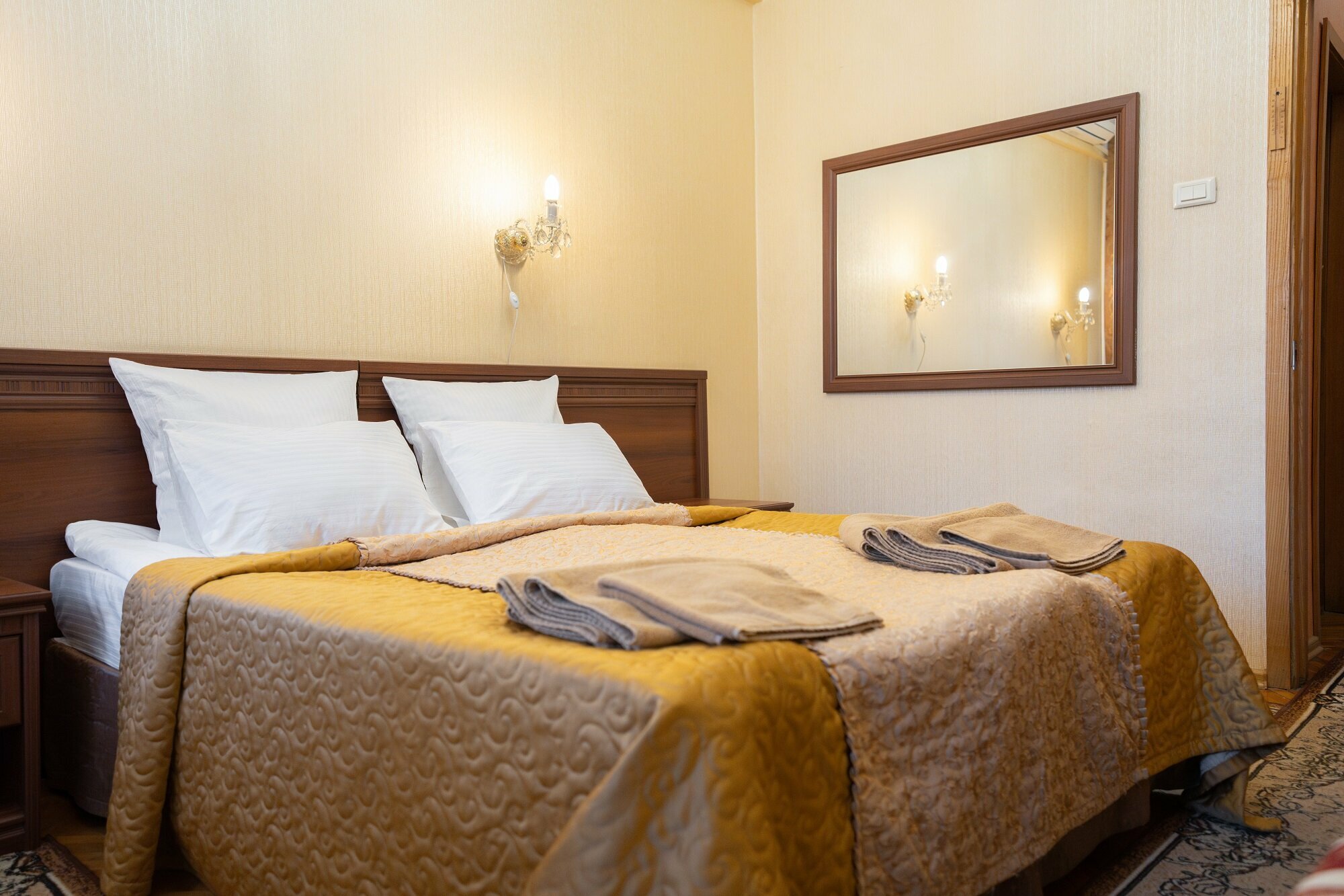 Люкс двухкомнатный (2 корпус) (одна кровать)