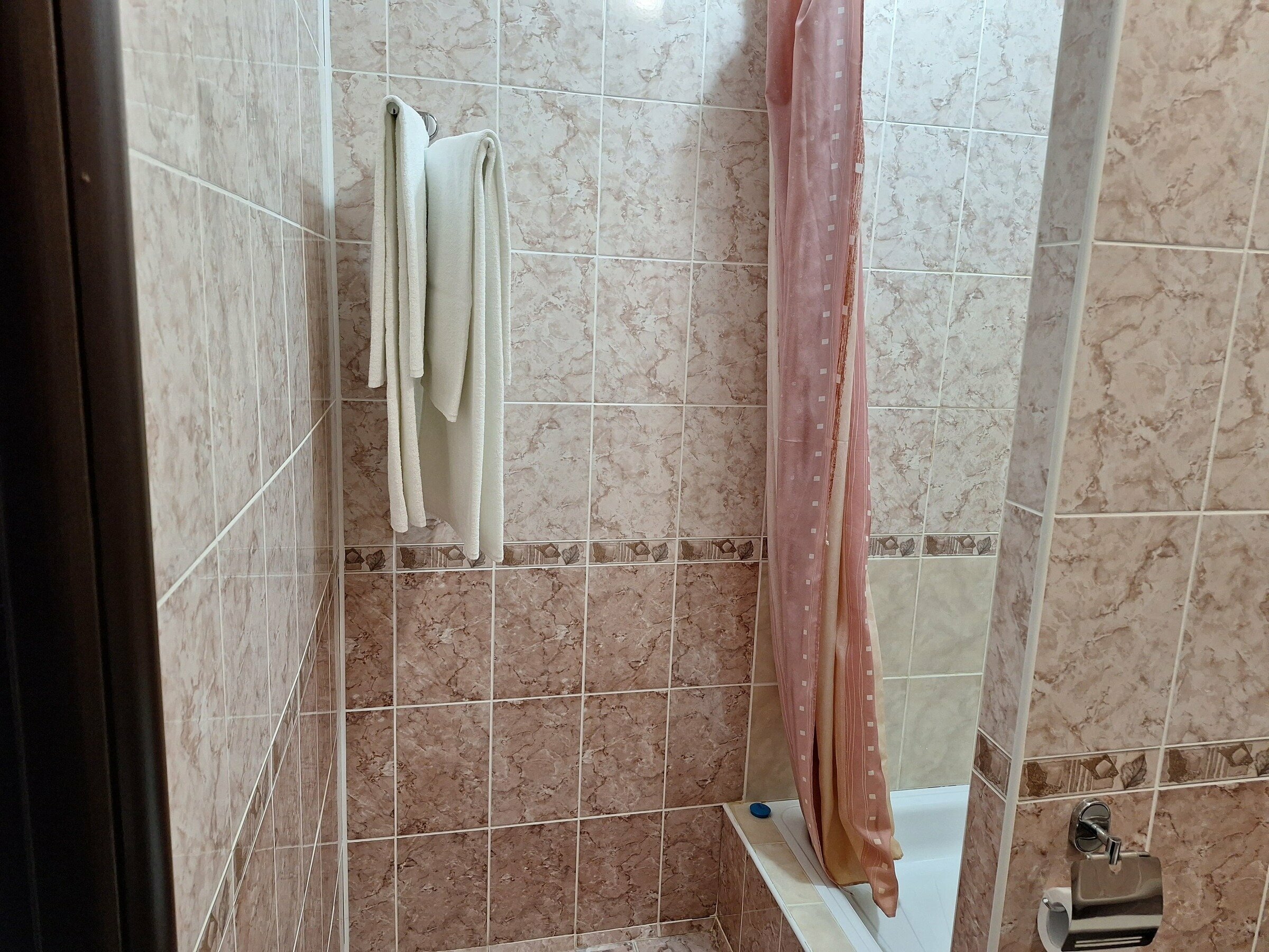 Просторный двухместный номер с 2 отдельными кроватями