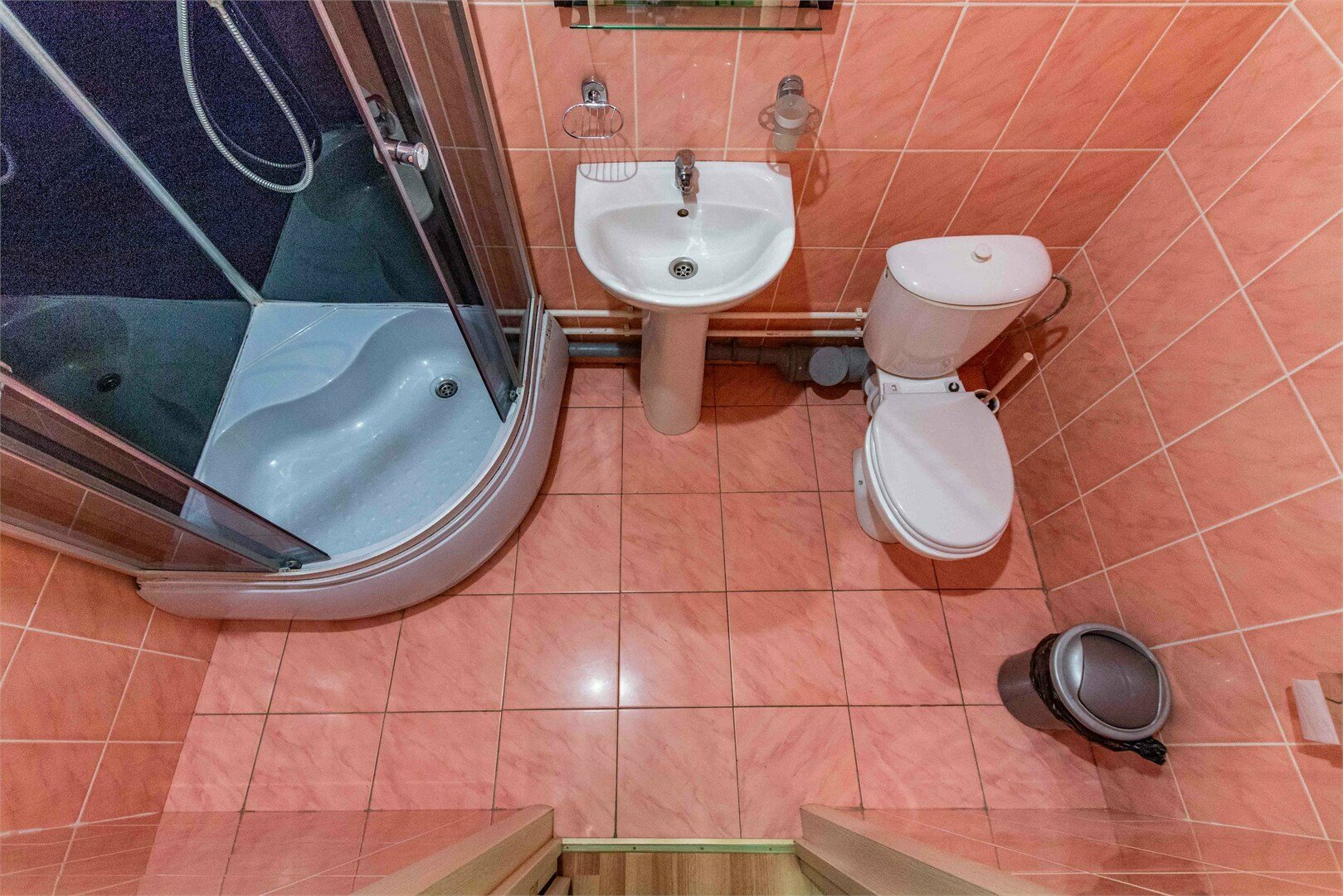 Двухместный номер ЭКОНОМ с двумя односпальными кроватями и собственными удобствами