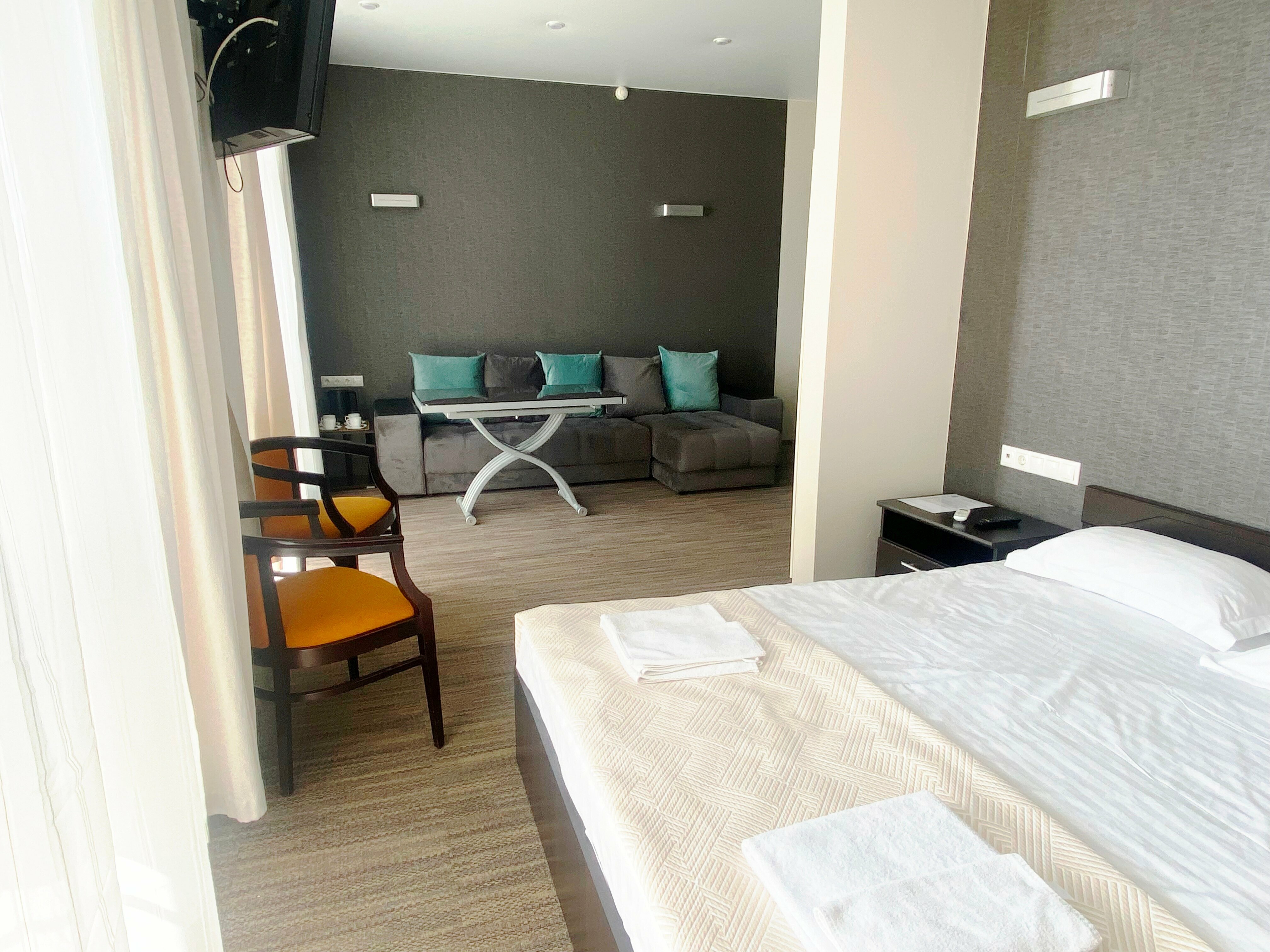 Люкс с кроватью размера «queen-size» и видом на бассейн