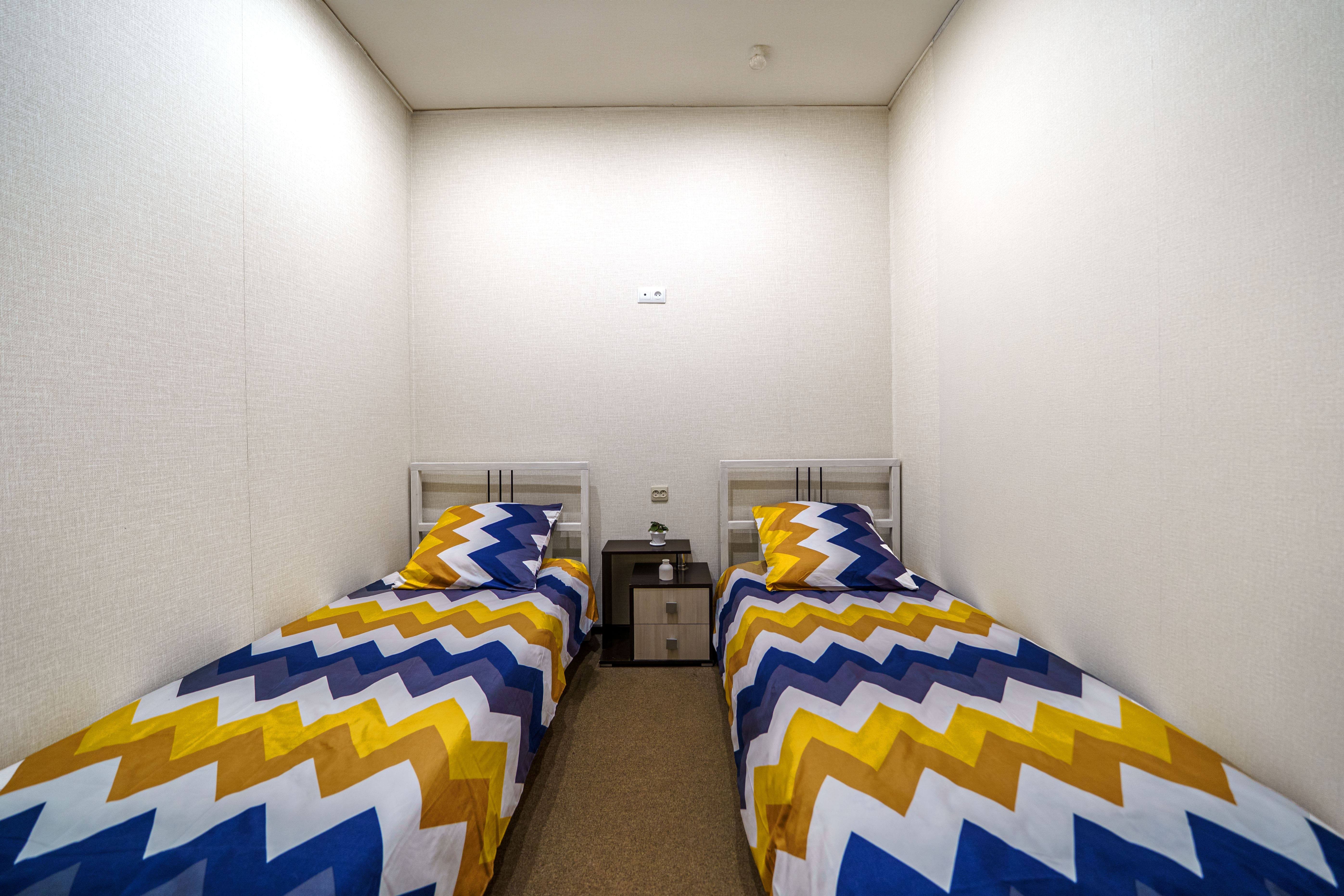 Двухместный номер с 2 отдельными кроватями и общей ванной комнатой