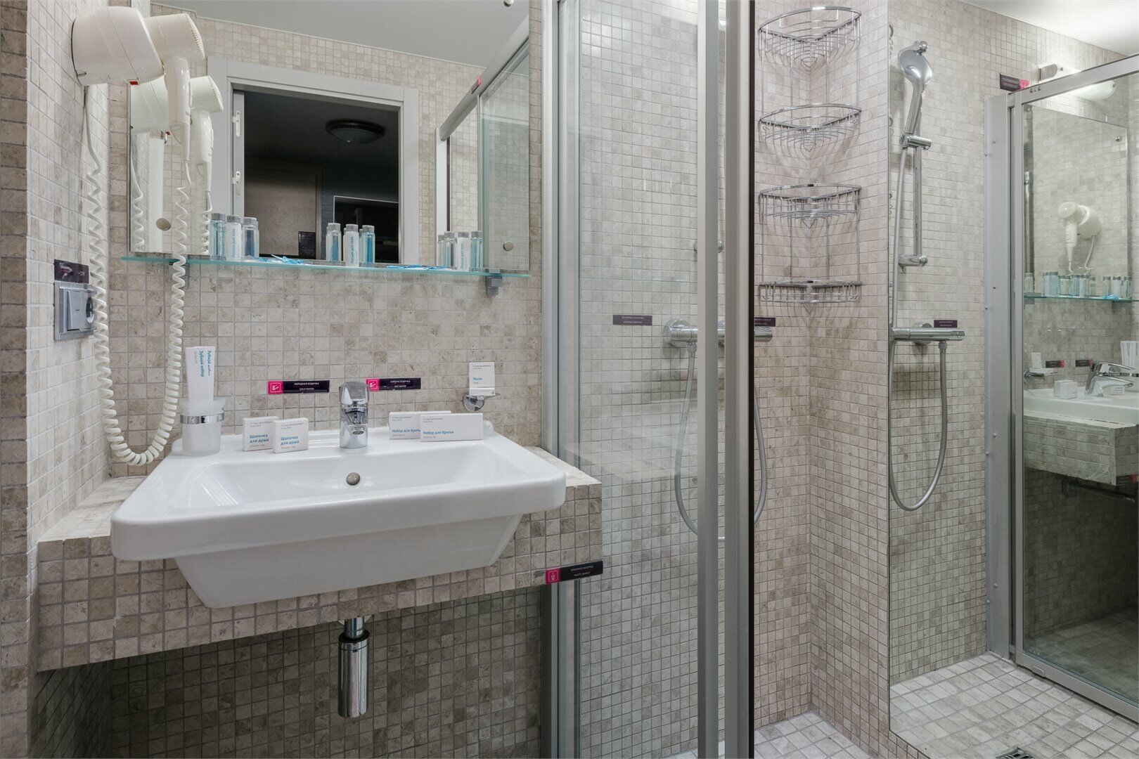 Люкс двухкомнатный с двуспальной кроватью и диваном (YALTA INTOURIST)