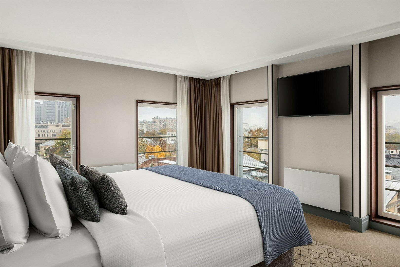 KING DELUXE CITY VIEW ROOM