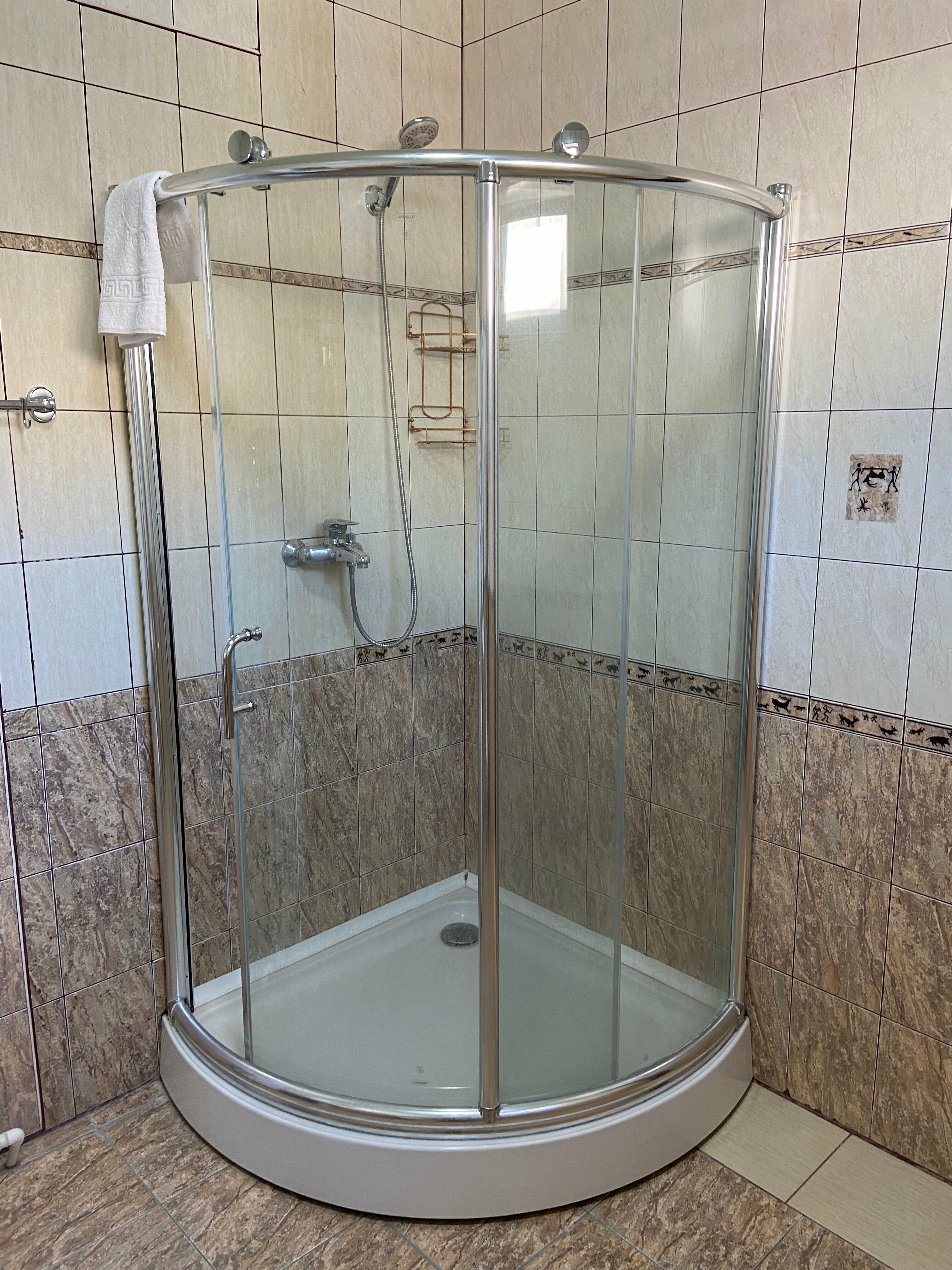 Семейный Трехместный номер с большой ванной комнатой.