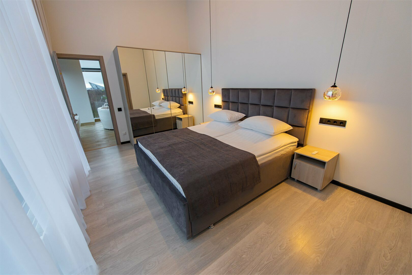 Улучшенный люкс ,  2 -х комнатный ( видовая джакузи)