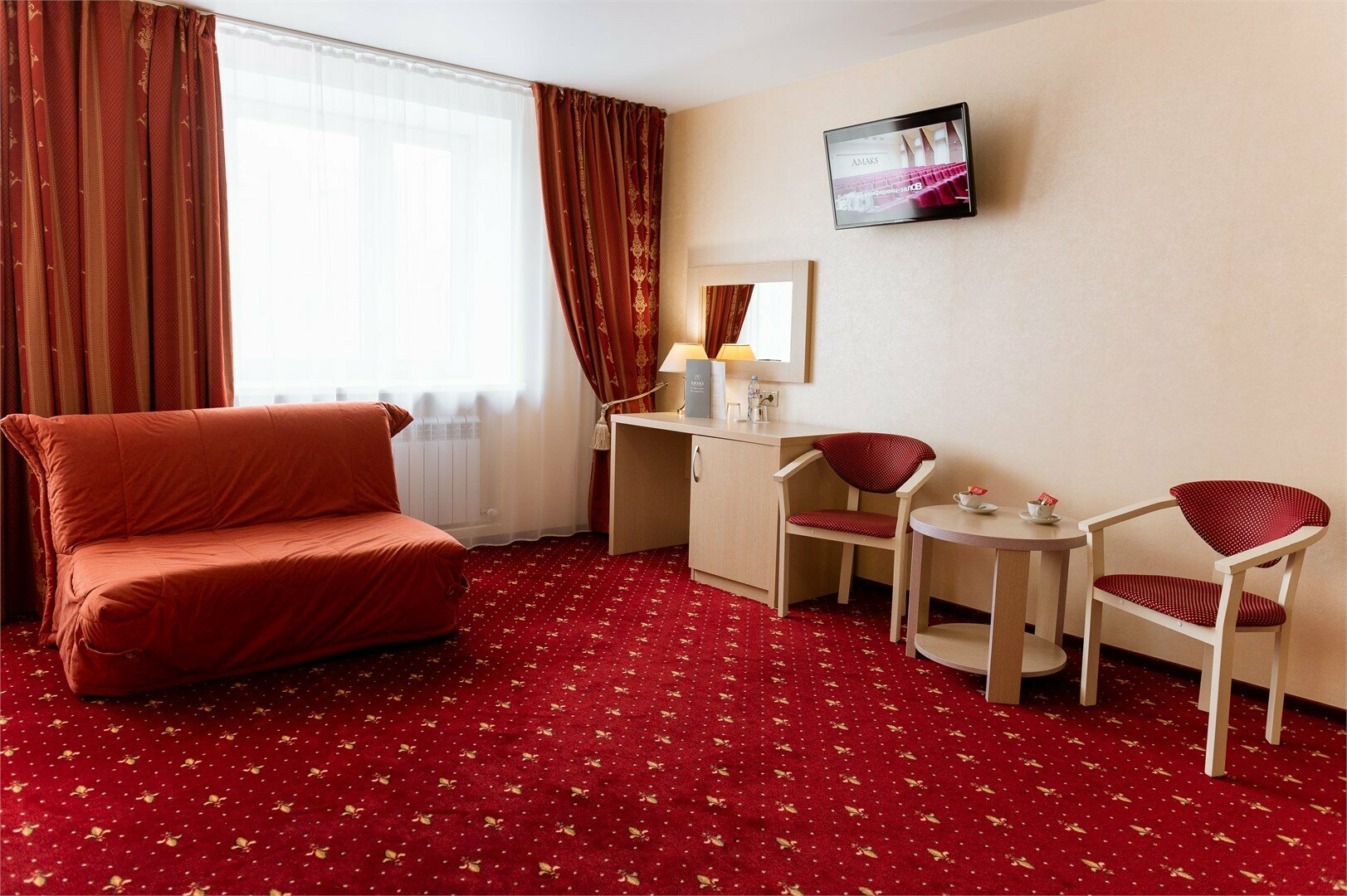 Студия с 2 спальной кроватью и диваном