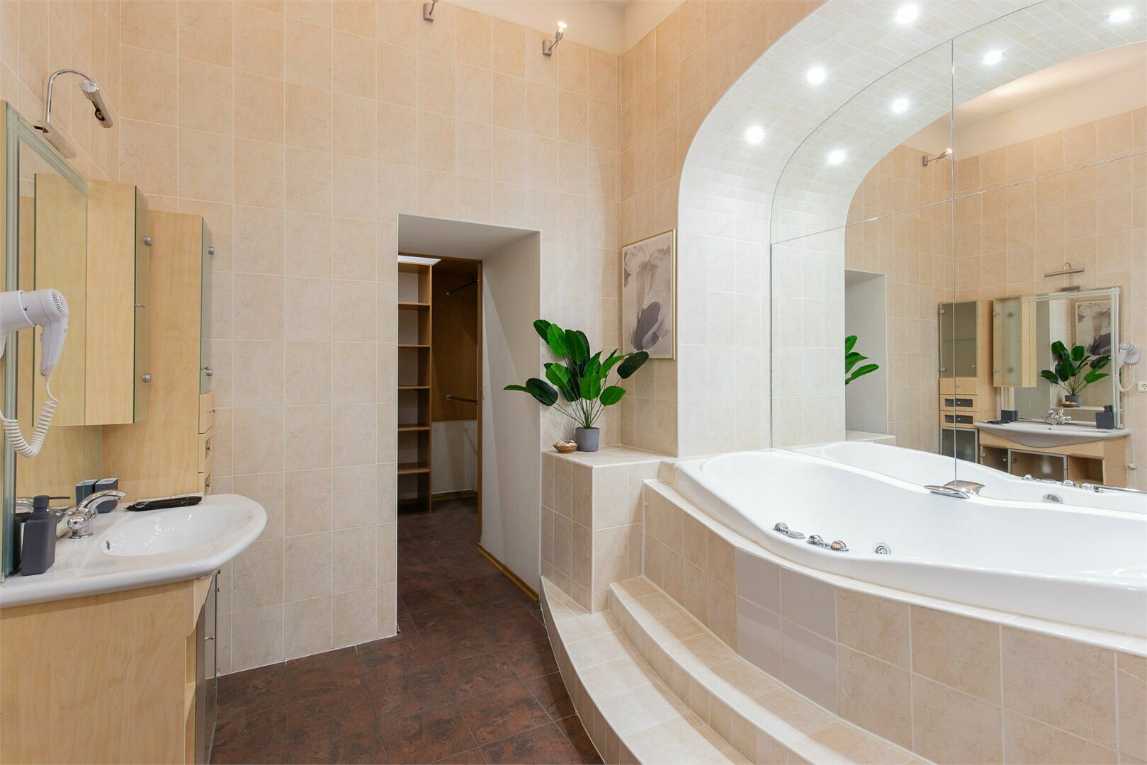 Джуниор Сьют с джакузи и гардеробной, 2-й этаж