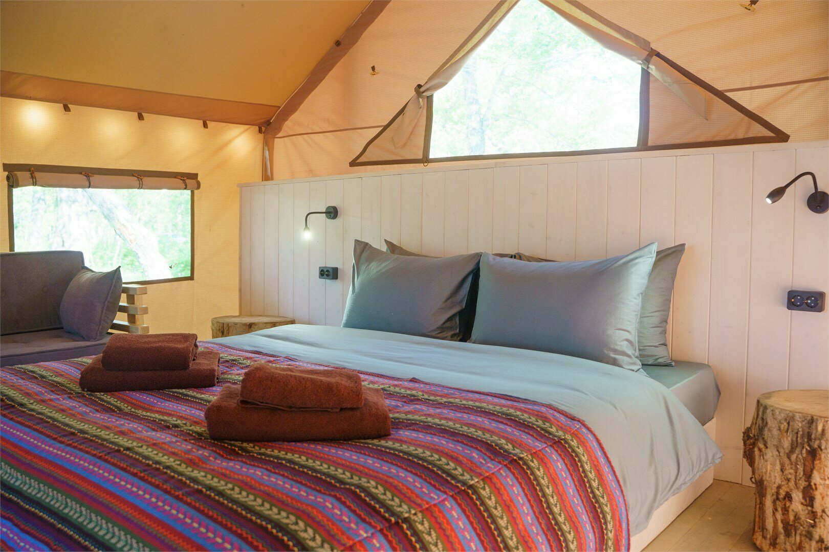 Палатка в глэмпинге "Микижа" на противоположной стороне озера