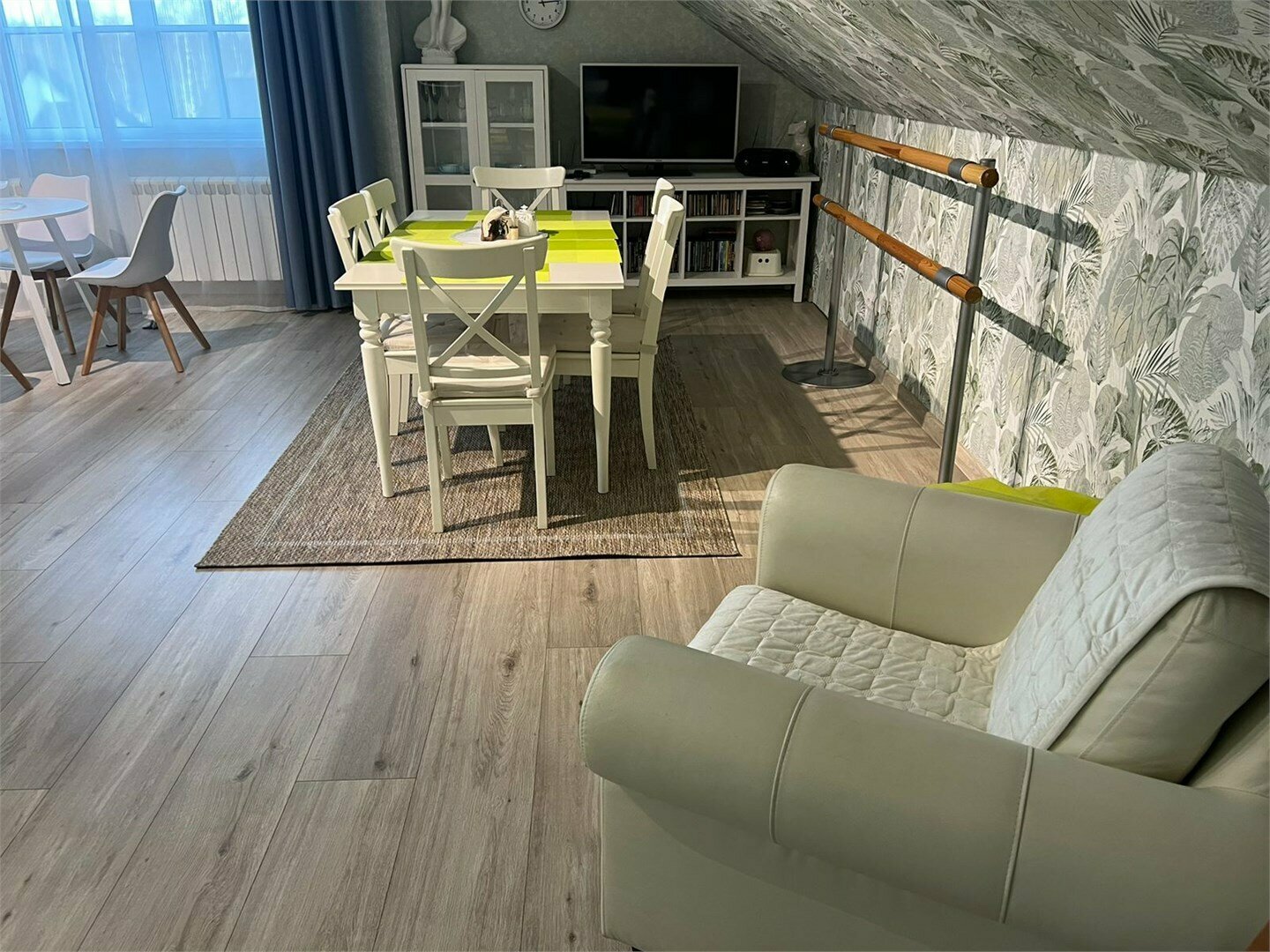 Двухкомнатные апартаменты с кухней и гостиной