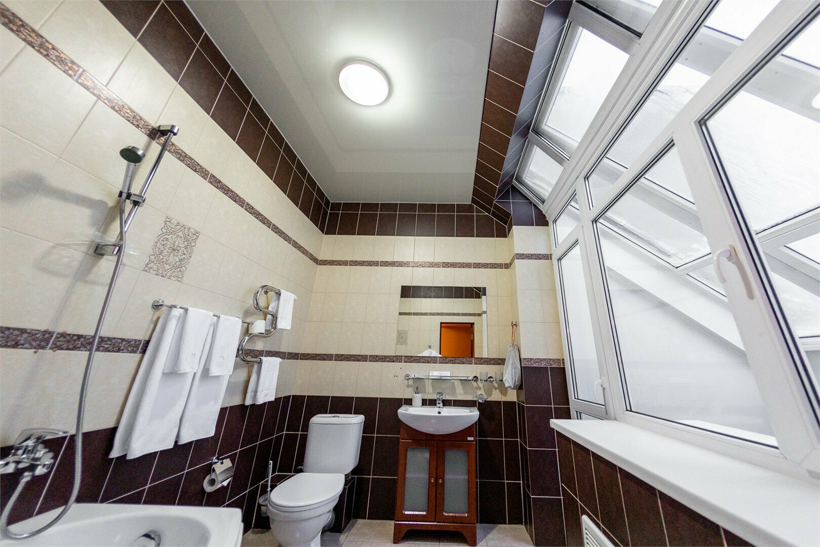 Номер-студия с кроватью размера "king-size" и диван-кроватью