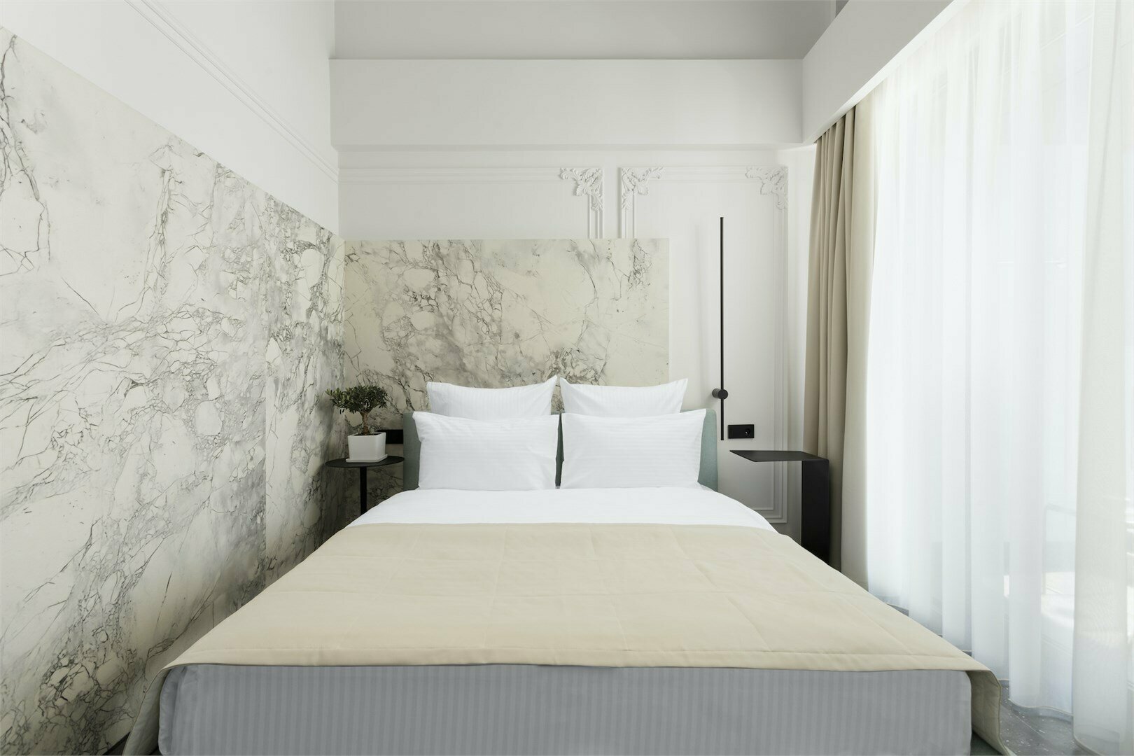 Делюкс с двуспальной кроватью и боковым видом на море