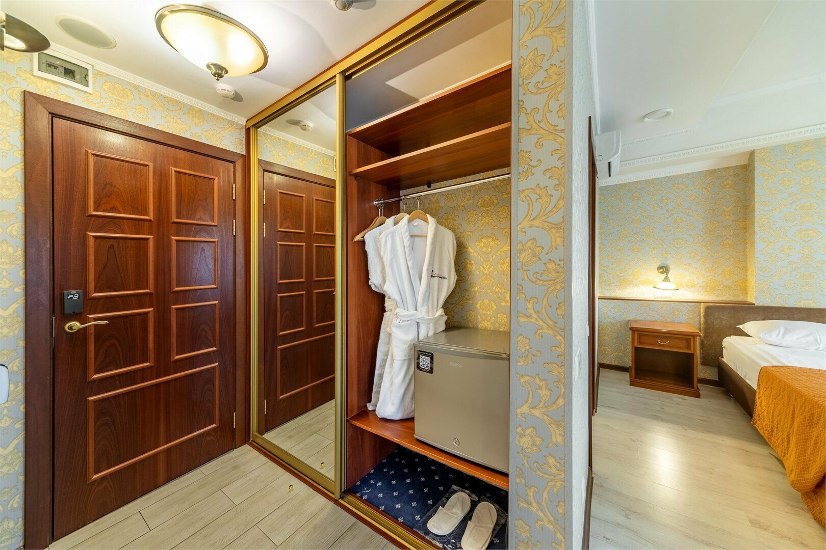 Полулюкс с душевой кабиной