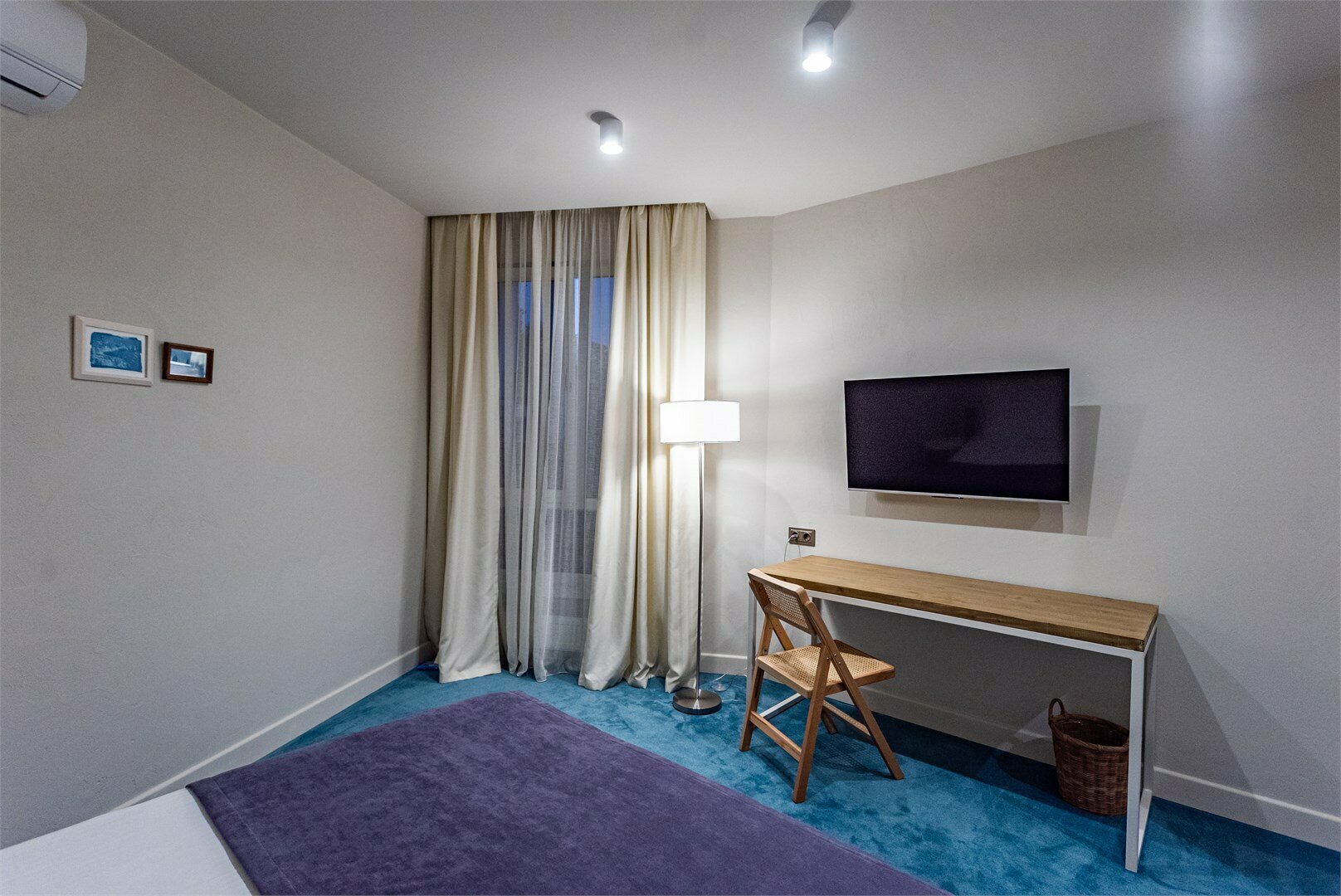 Стандартный номер c видом на город с окном