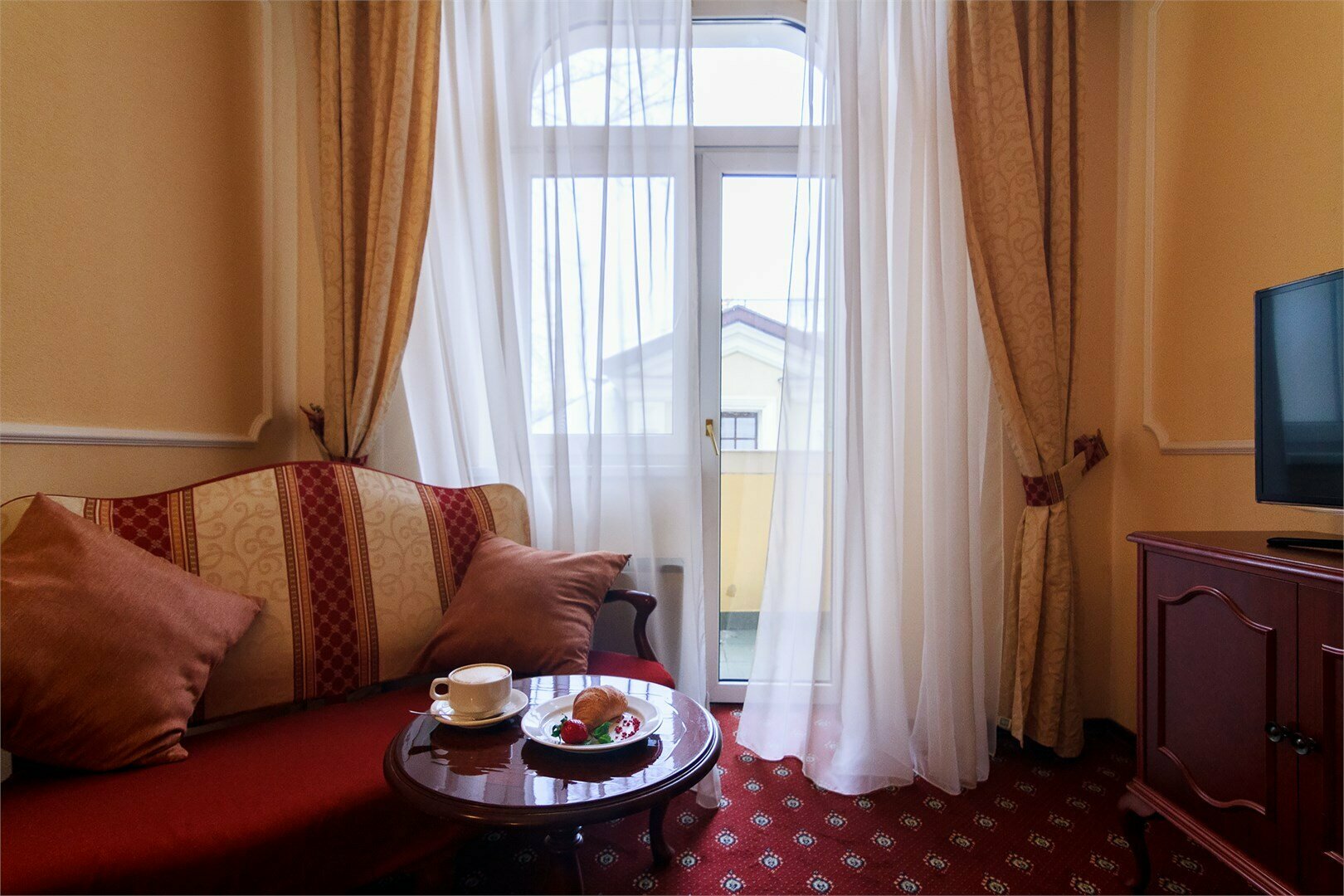 Люкс с кроватью размера «king-size» и балконом