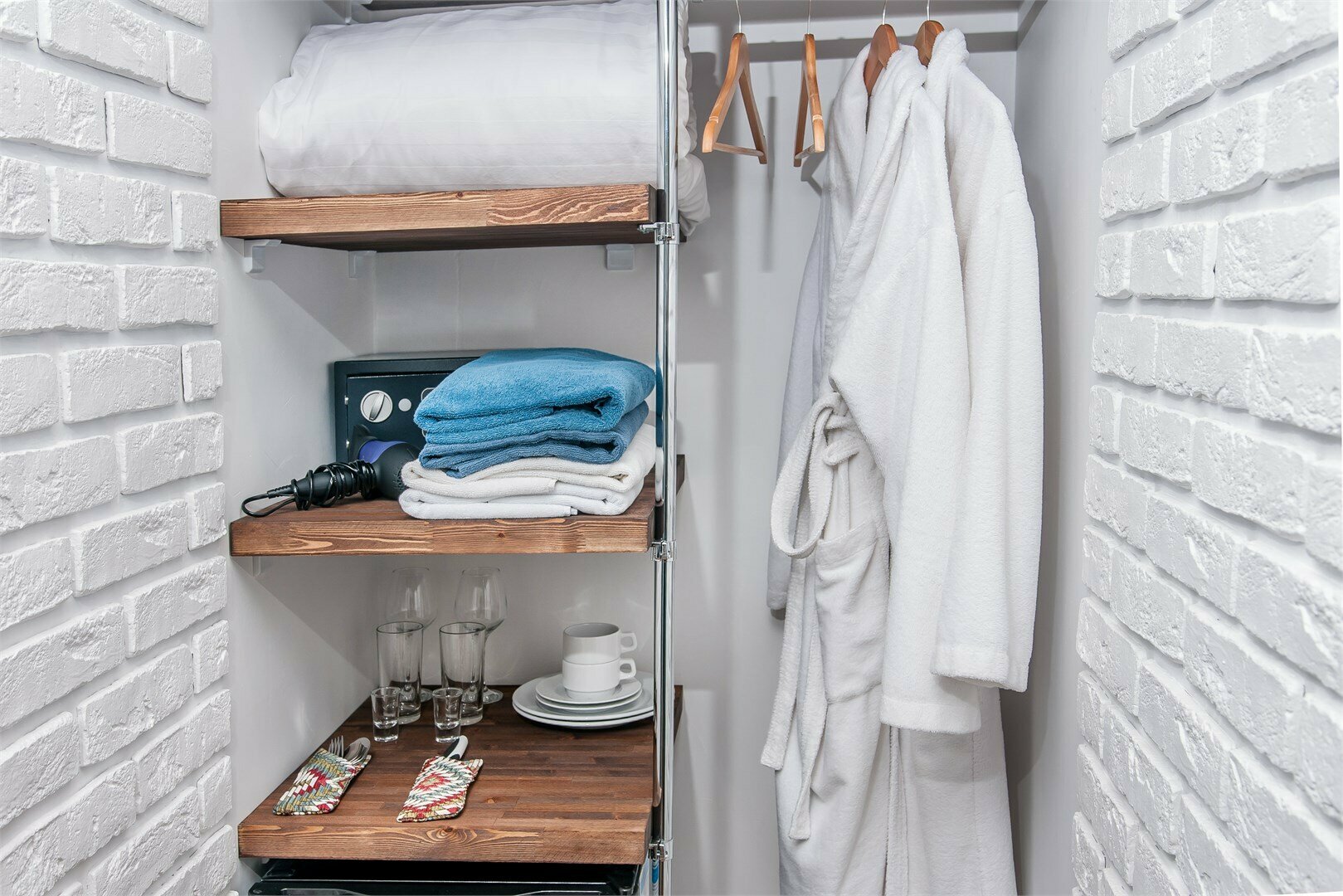 Номер Делюкс без балкона и видом на бассейн