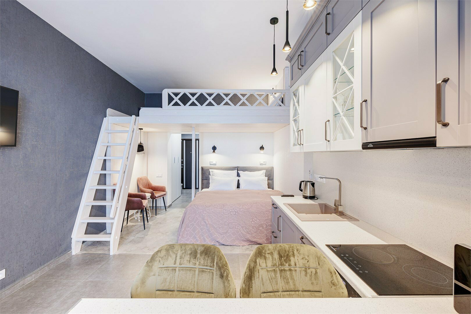 Четырехместный полулюкс c видом на море и бассейном 232