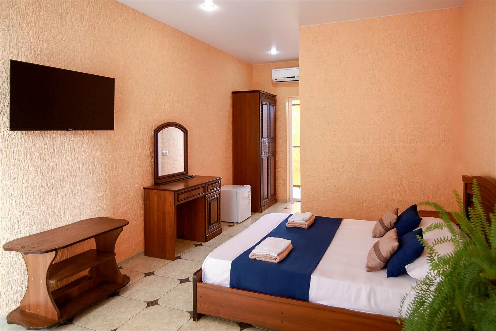 Трехместный номер «Комфорт» с душем