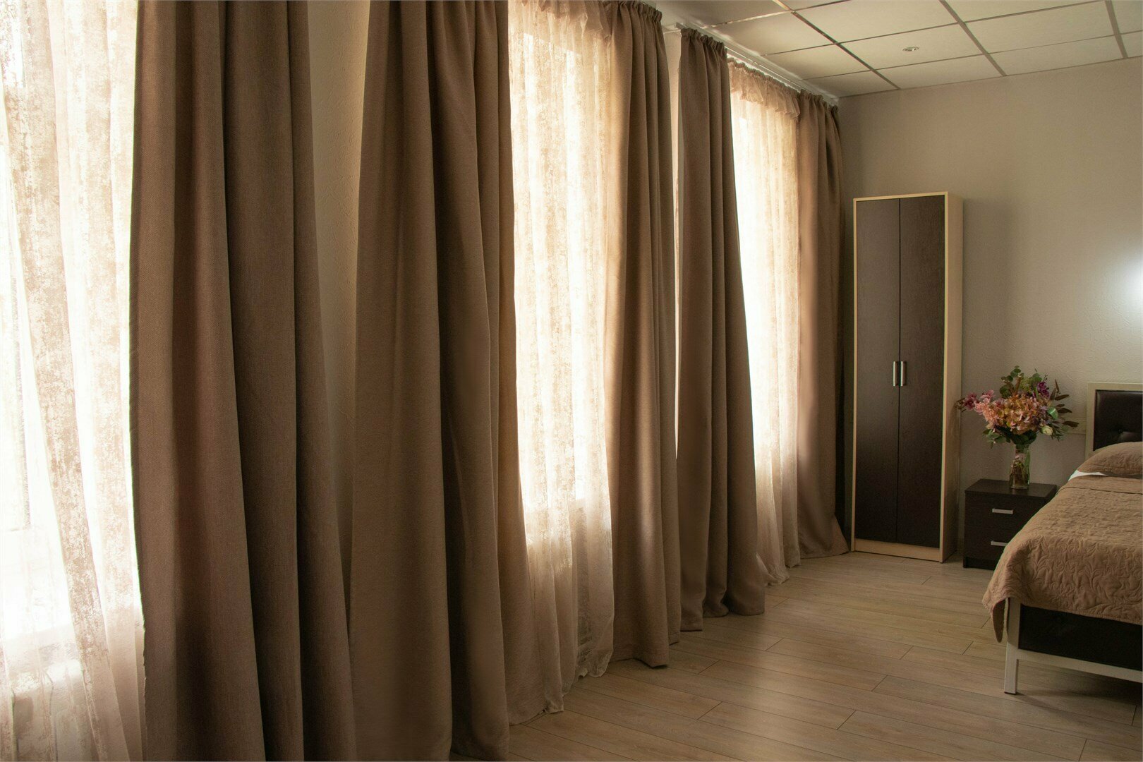 Двухместный номер с двуспальной кроватью и дополнительной кроватью